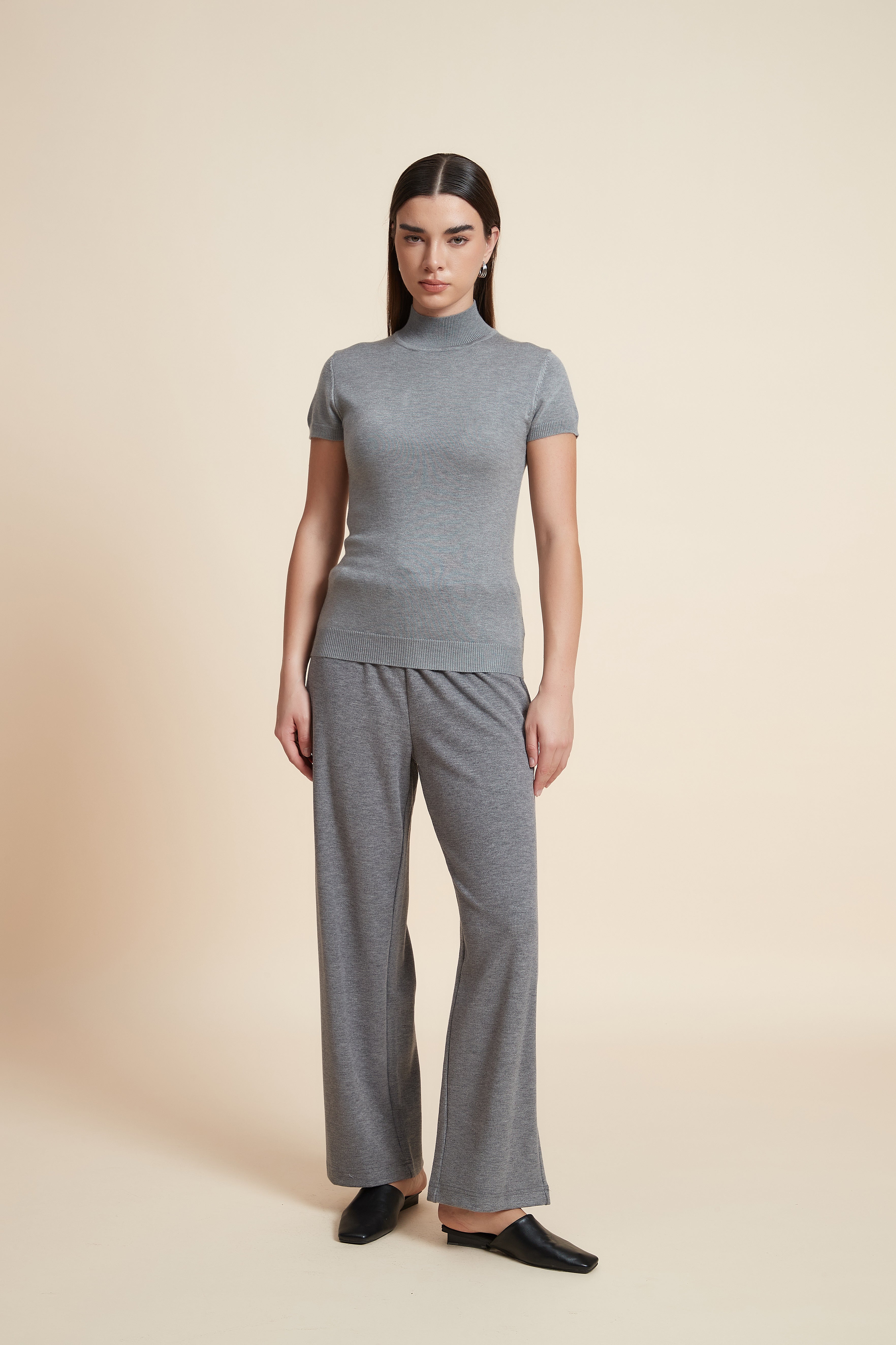 بلوزة سادة بياقة مرتفعة وكم قصير