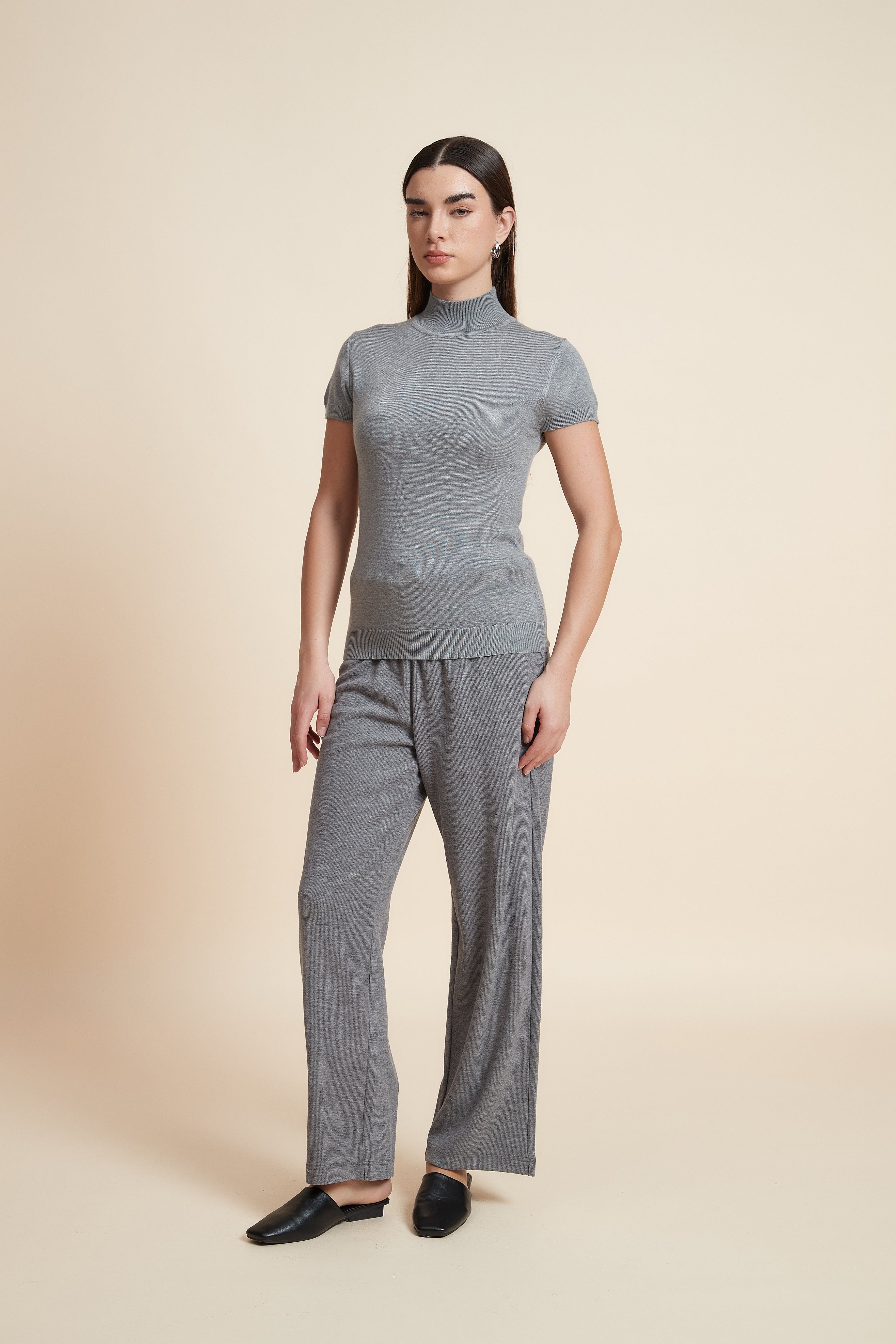 بلوزة سادة بياقة مرتفعة وكم قصير