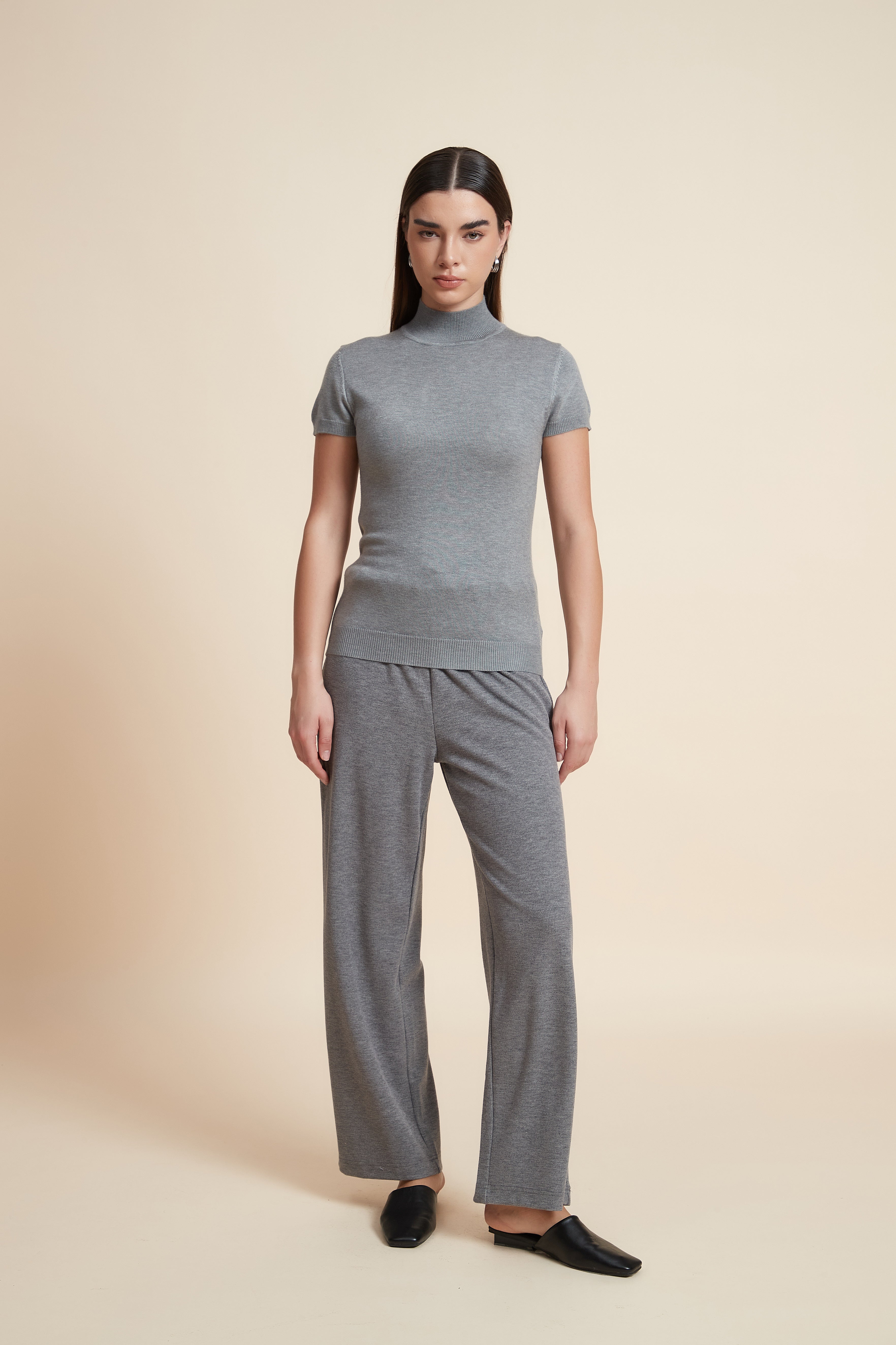 بلوزة سادة بياقة مرتفعة وكم قصير