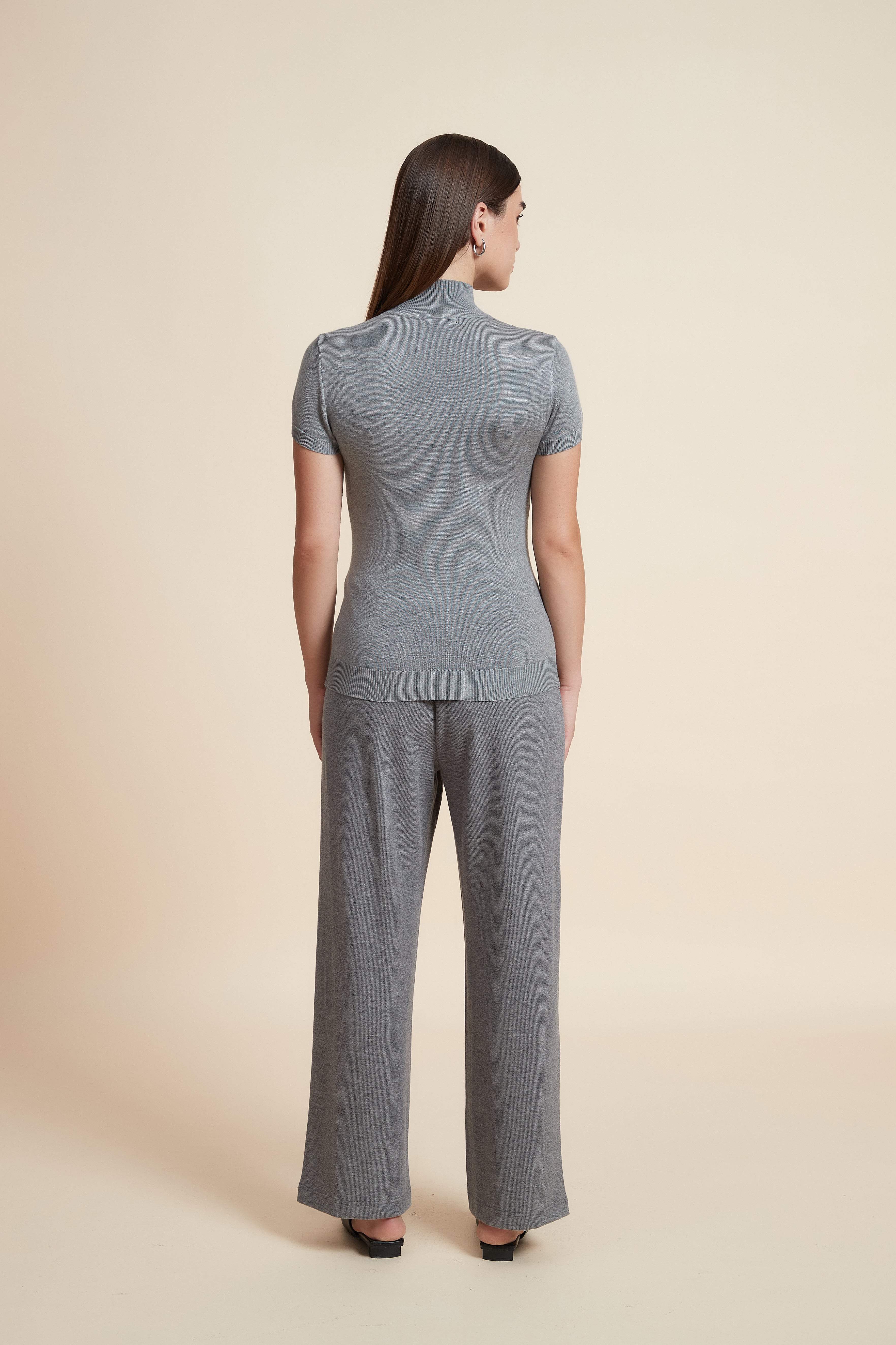 بلوزة سادة بياقة مرتفعة وكم قصير