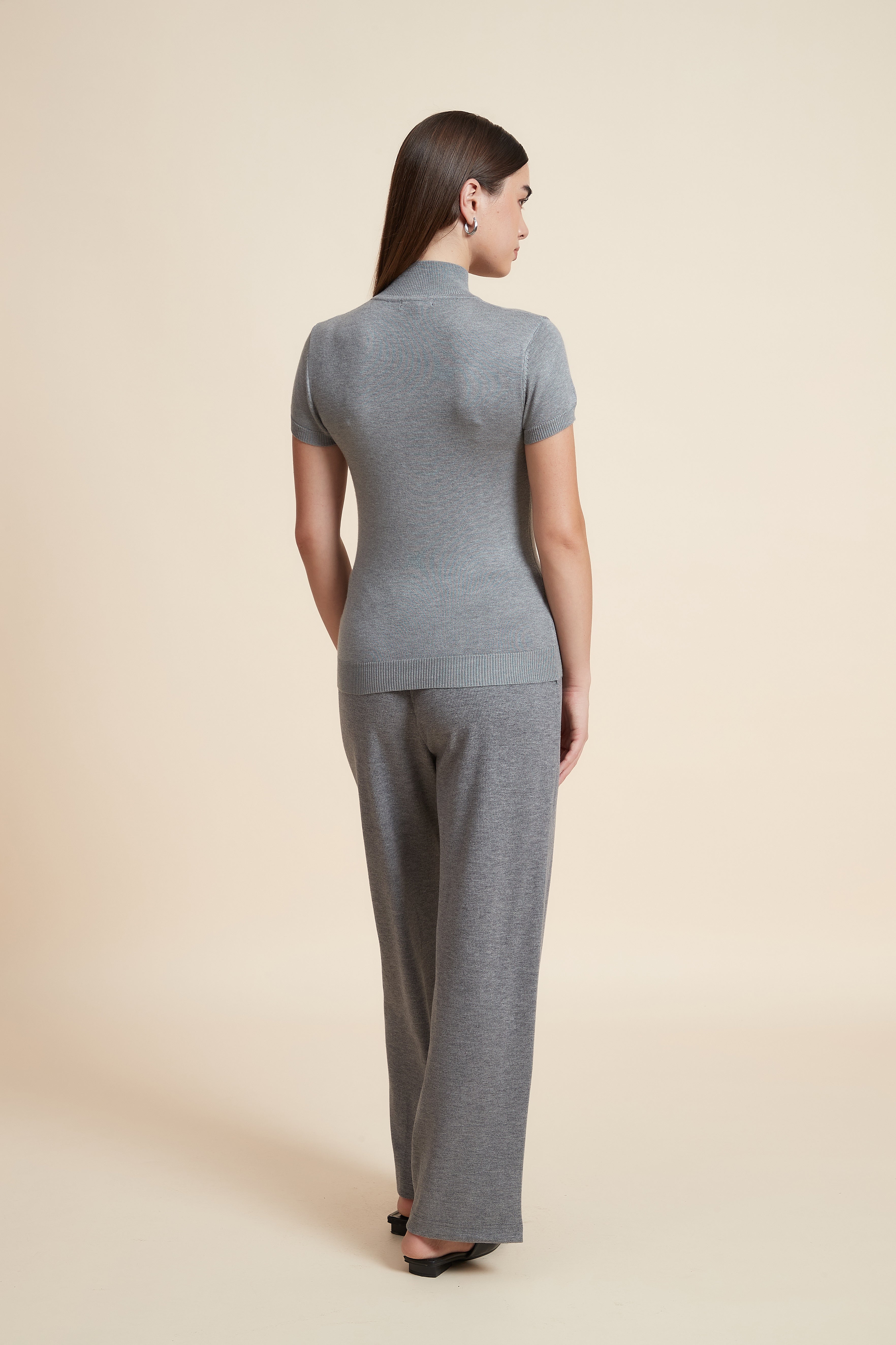 بلوزة سادة بياقة مرتفعة وكم قصير