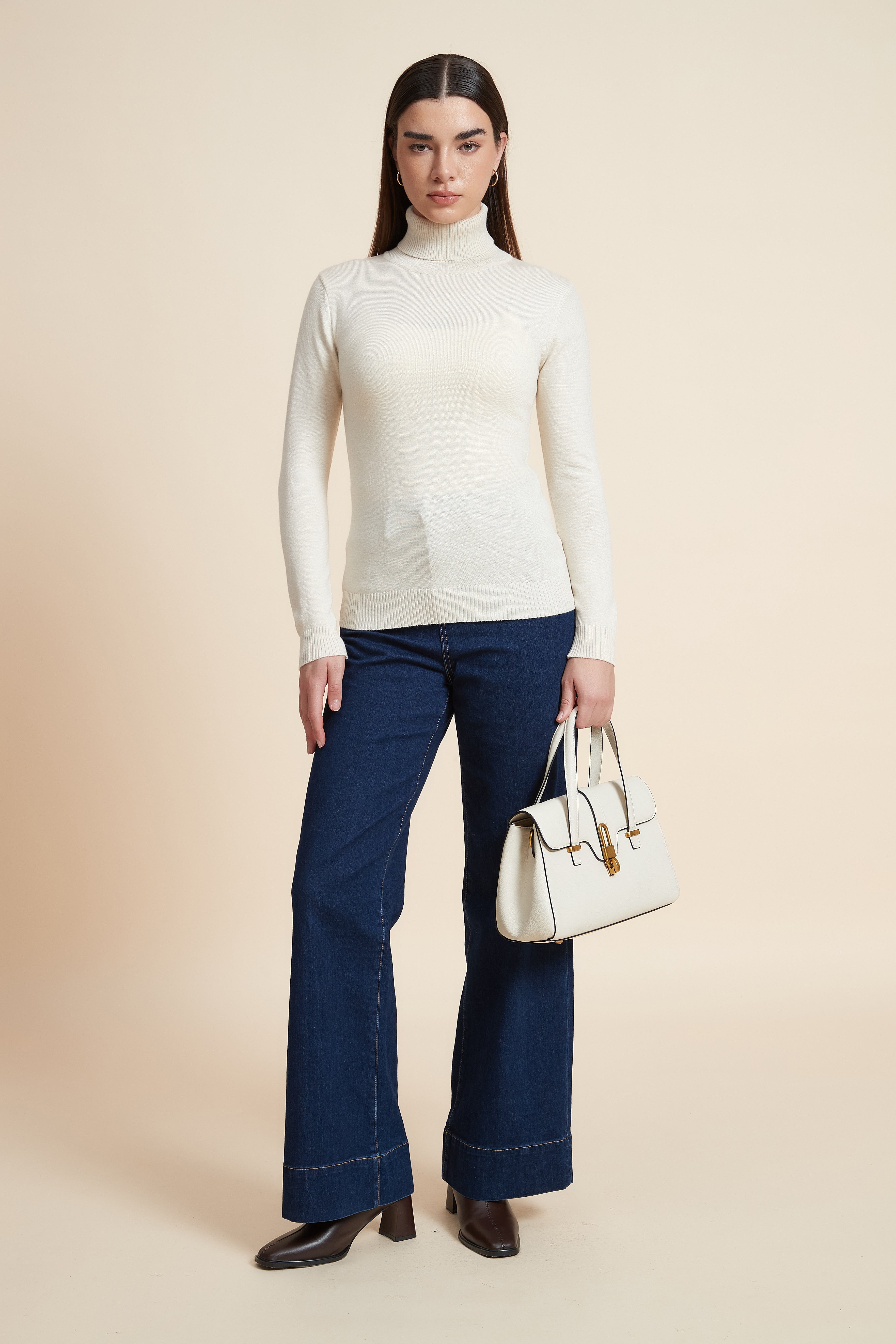 بلوزة بكم طويل سادة وياقة عالية