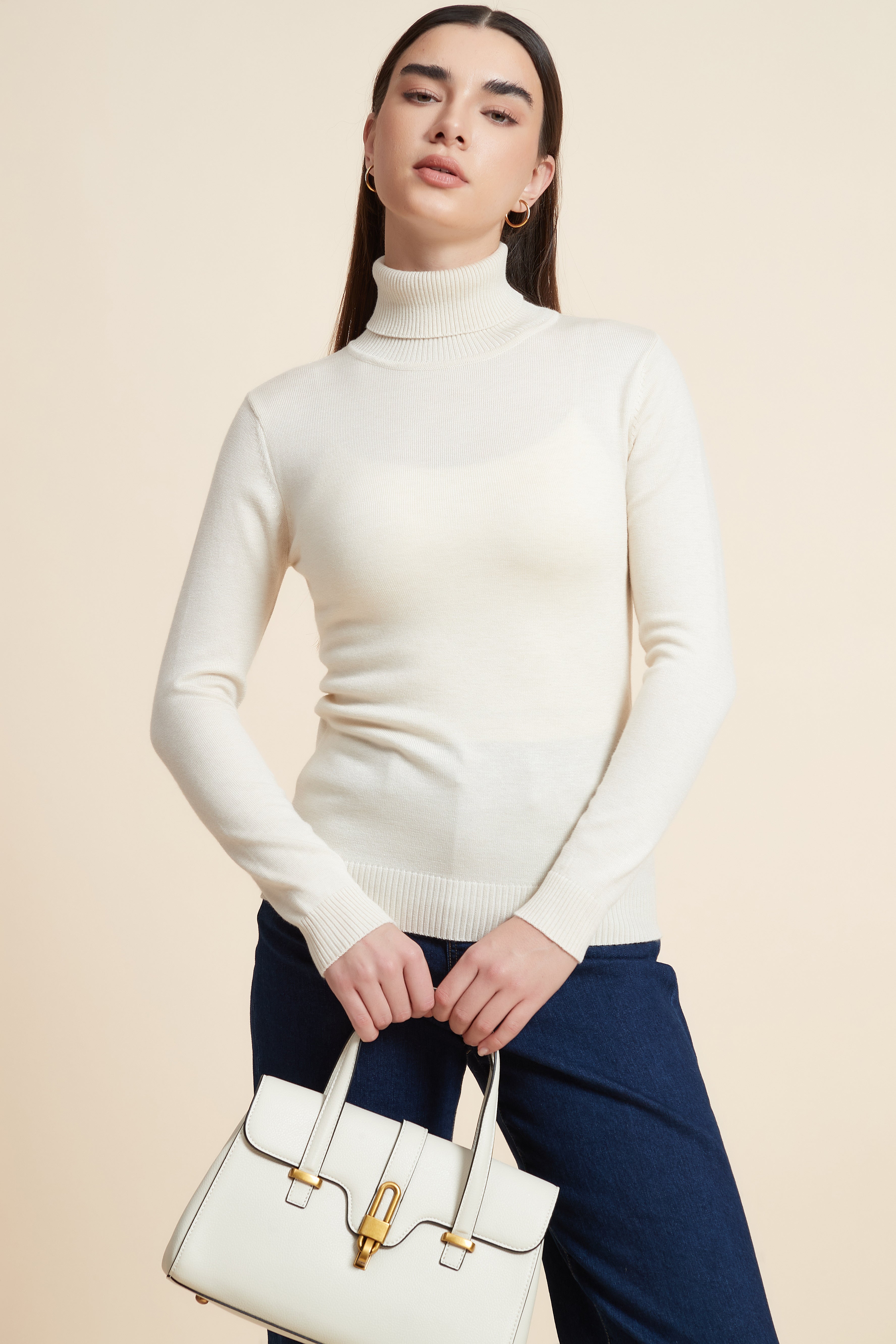 بلوزة بكم طويل سادة وياقة عالية