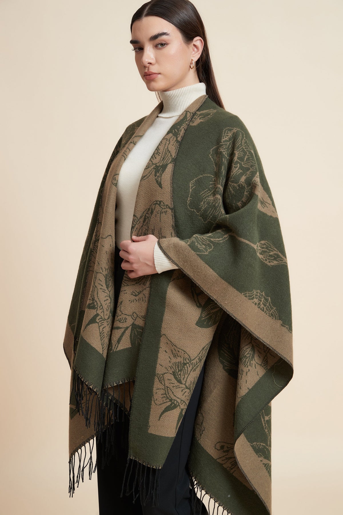 صورة بونشو ملون بطول الخاصرة بلون أخضر من يولا