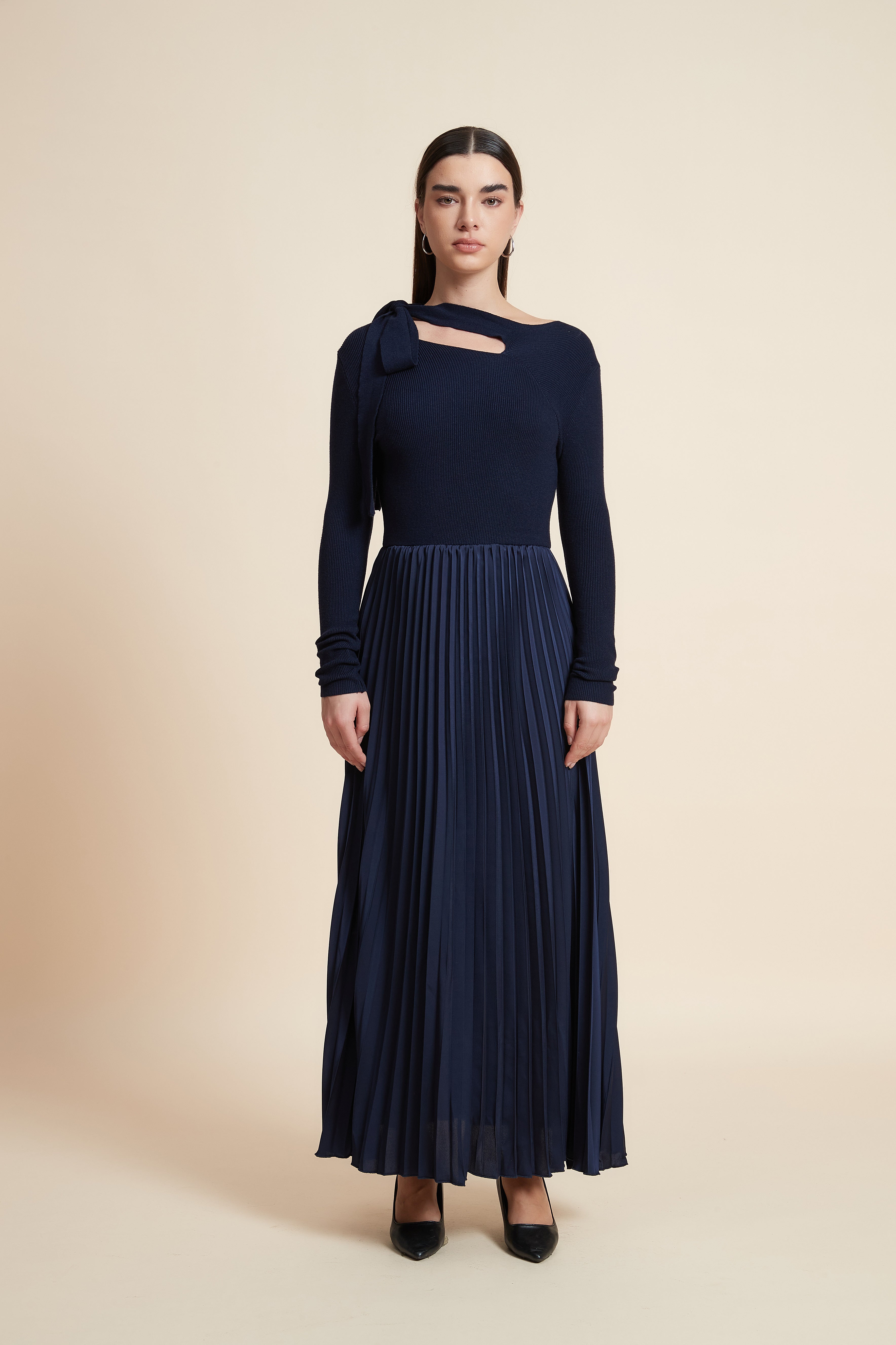 فستان سادة بكم طويل بليسيه