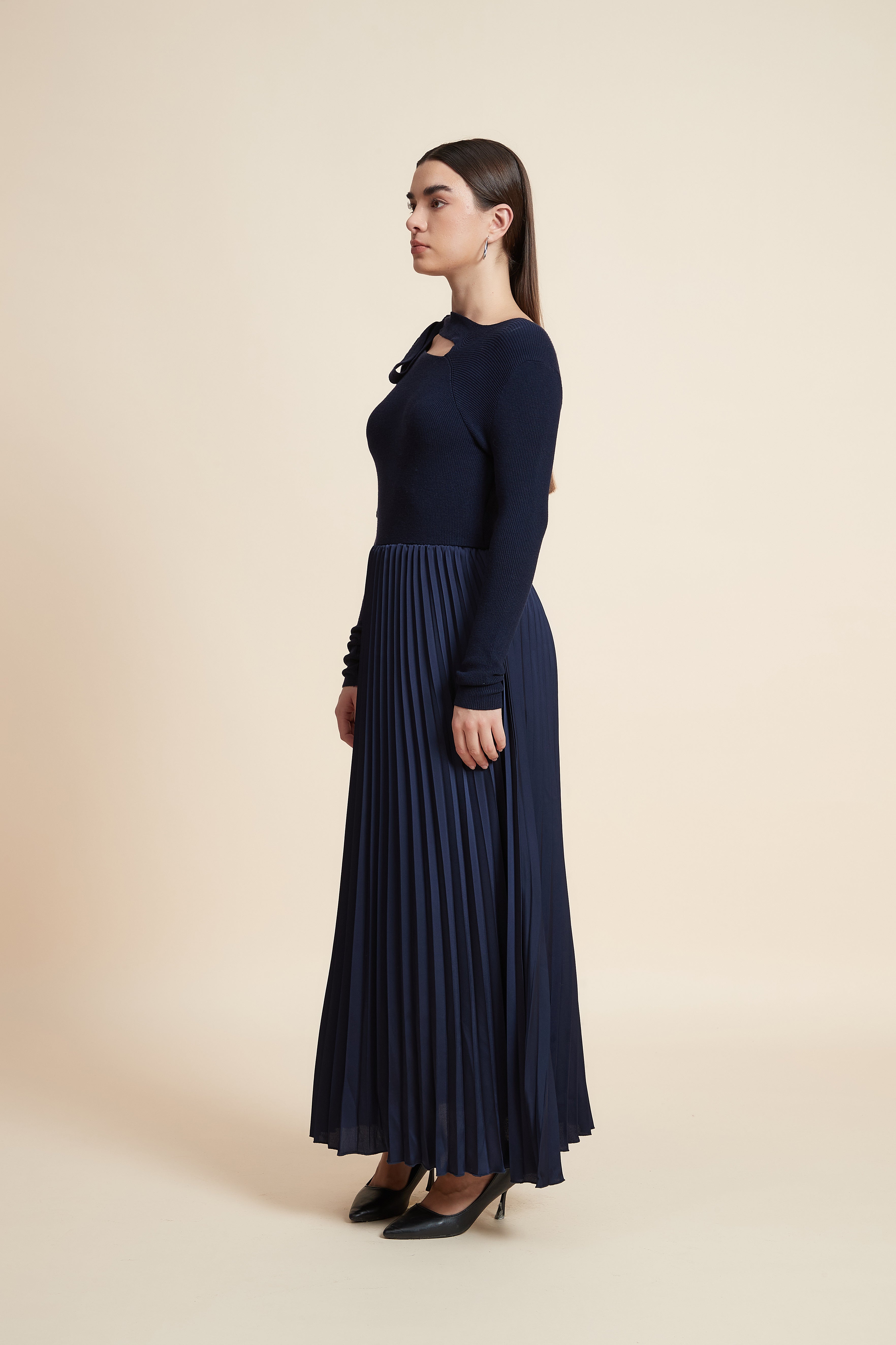 فستان سادة بكم طويل بليسيه