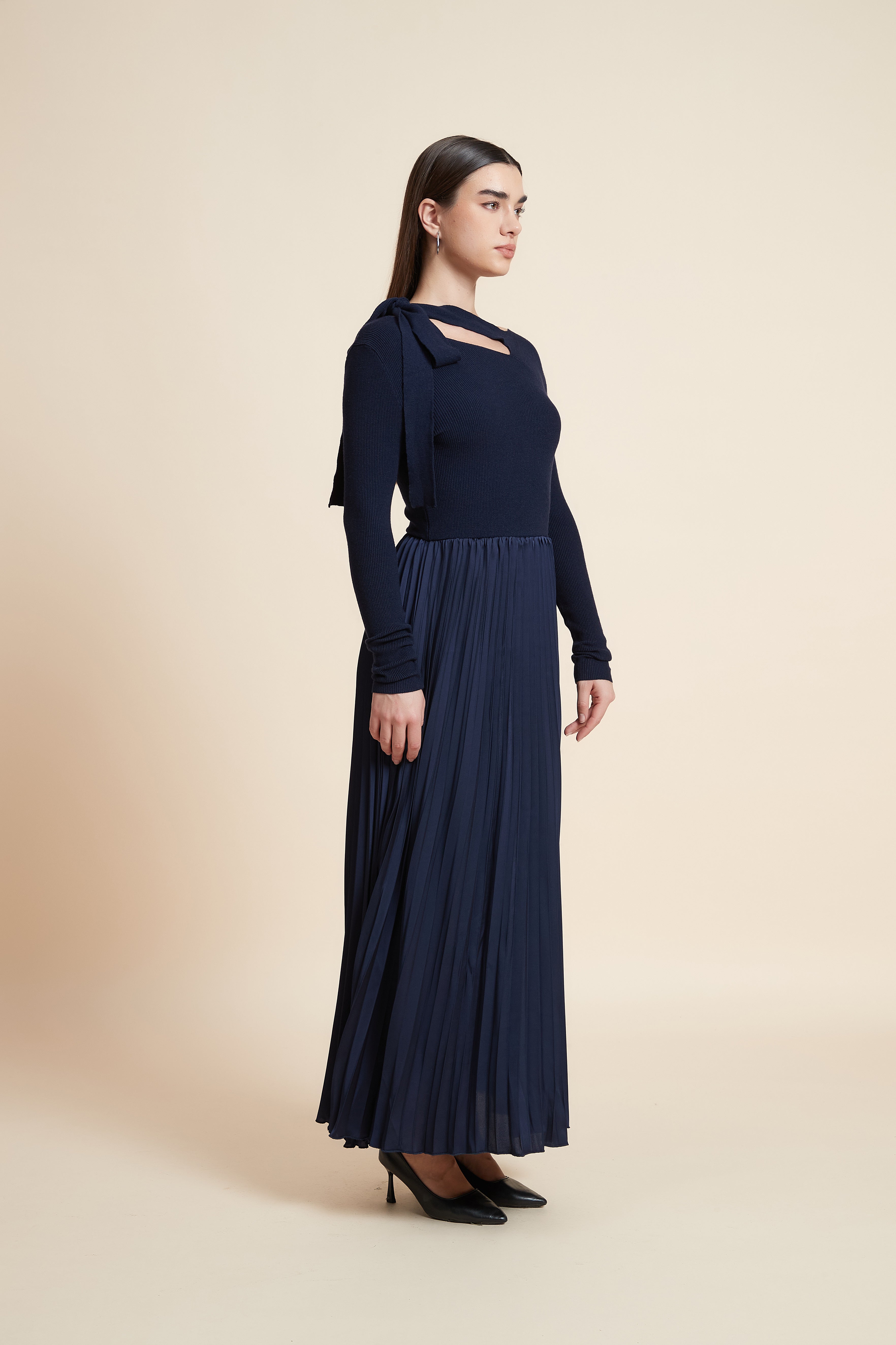 فستان سادة بكم طويل بليسيه