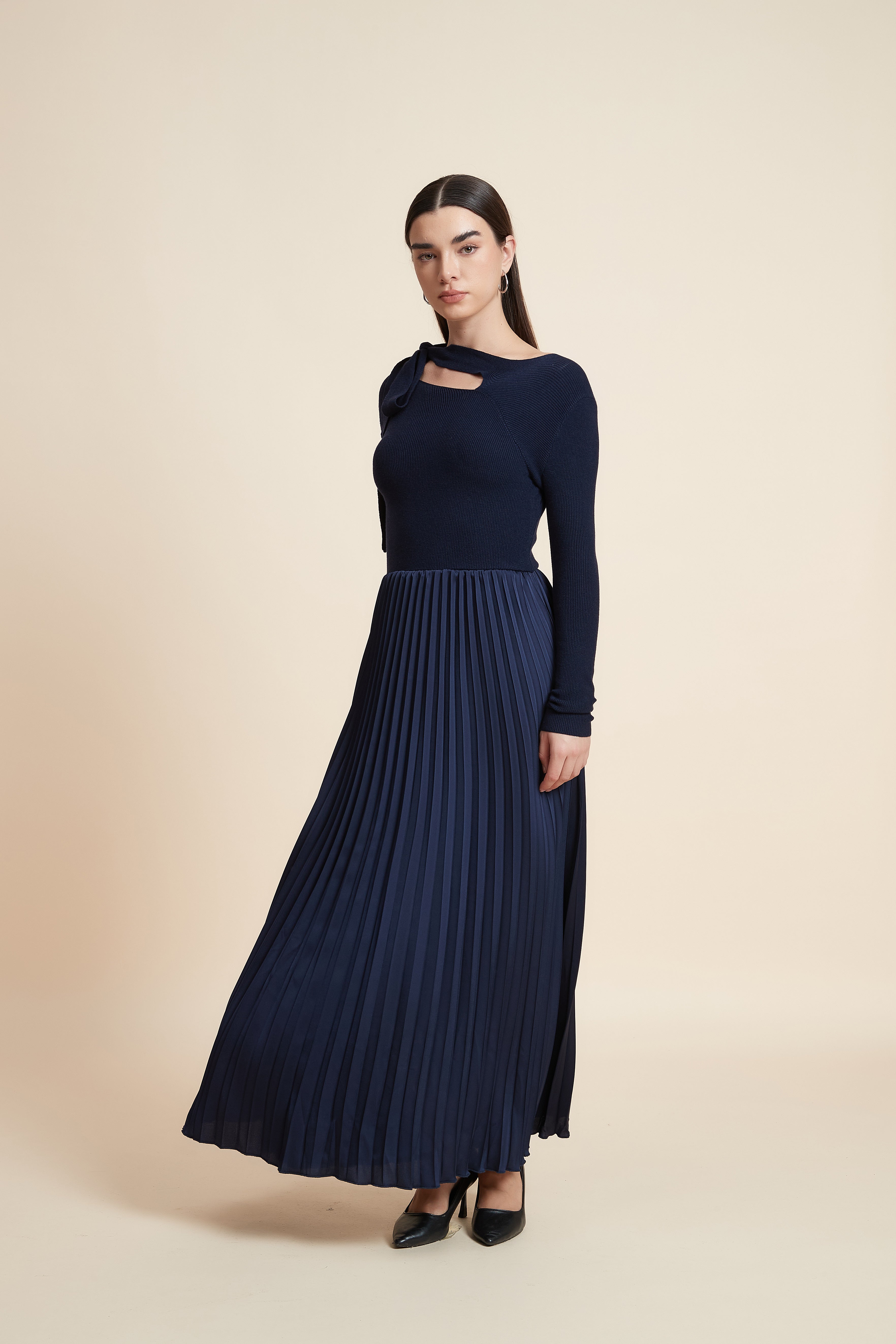 فستان سادة بكم طويل بليسيه