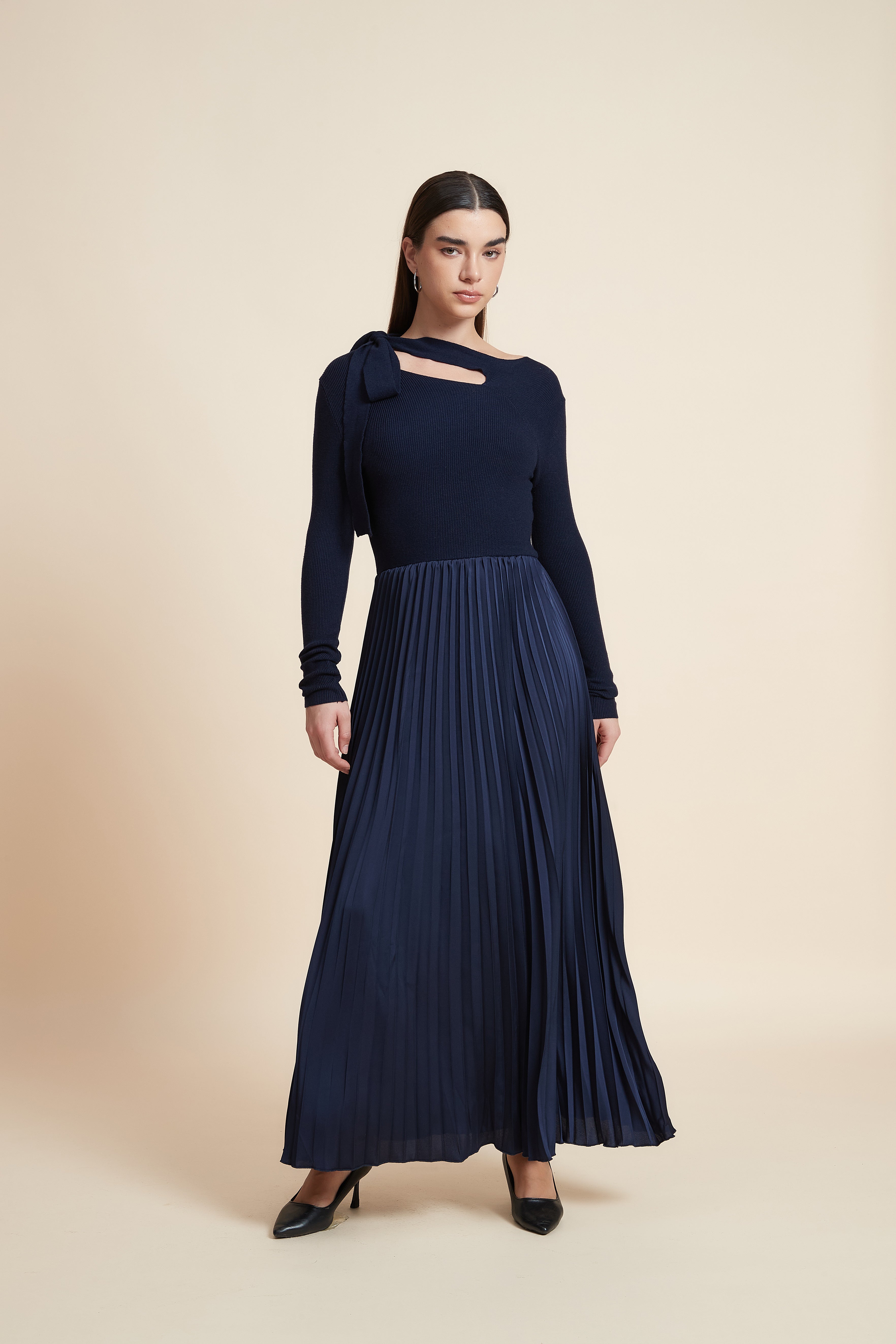 فستان سادة بكم طويل بليسيه