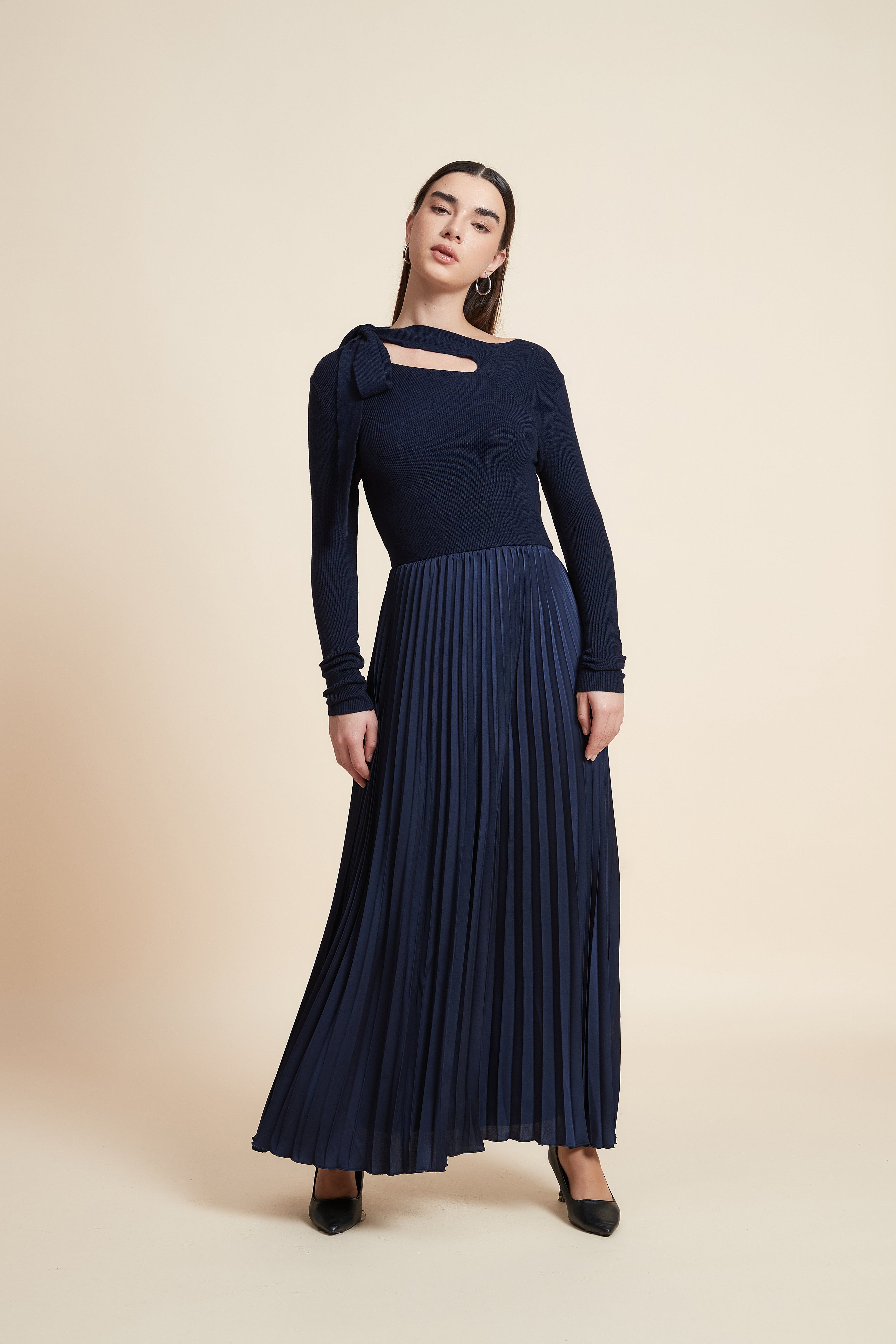 فستان سادة بكم طويل بليسيه