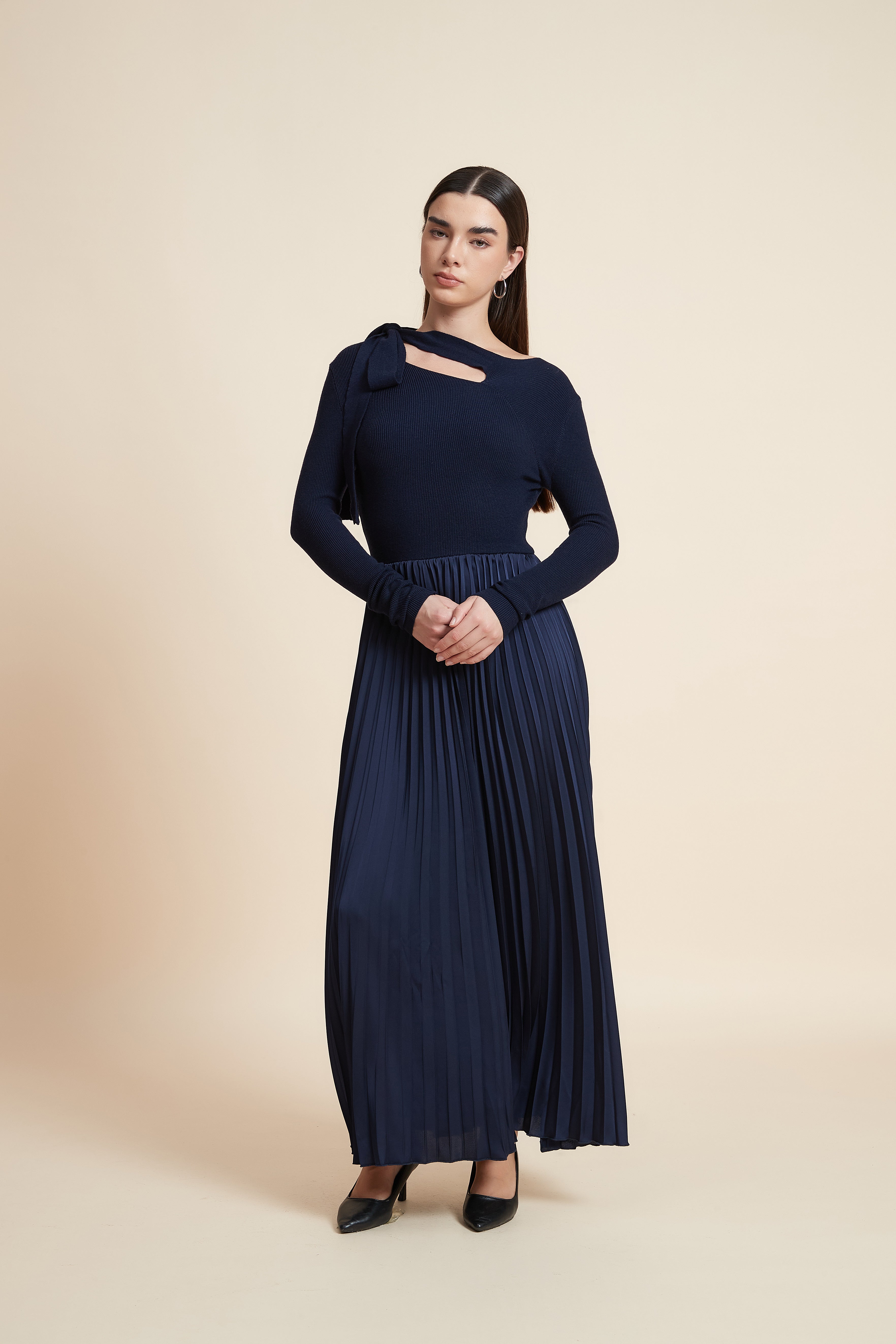 فستان سادة بكم طويل بليسيه