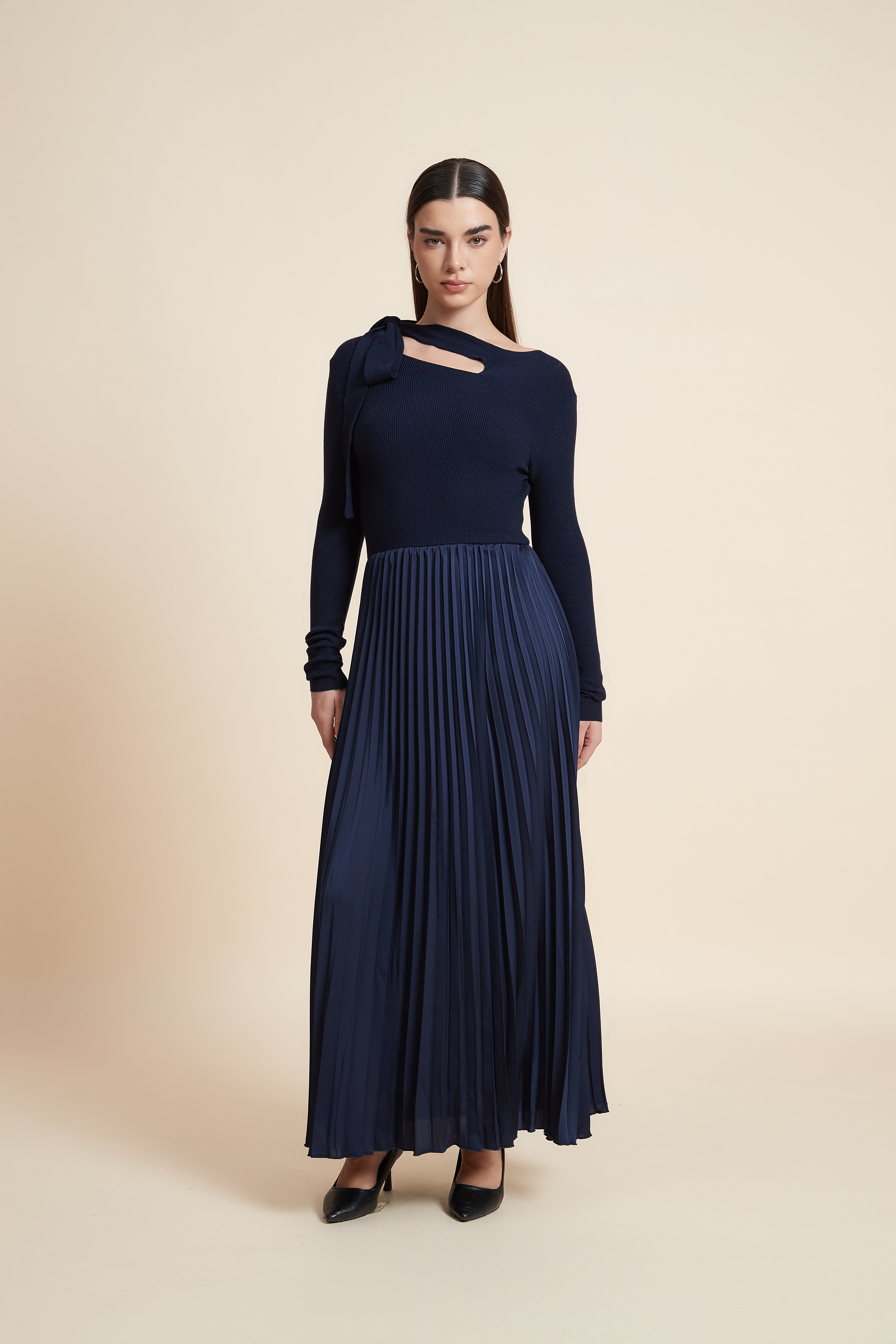 فستان سادة بكم طويل بليسيه