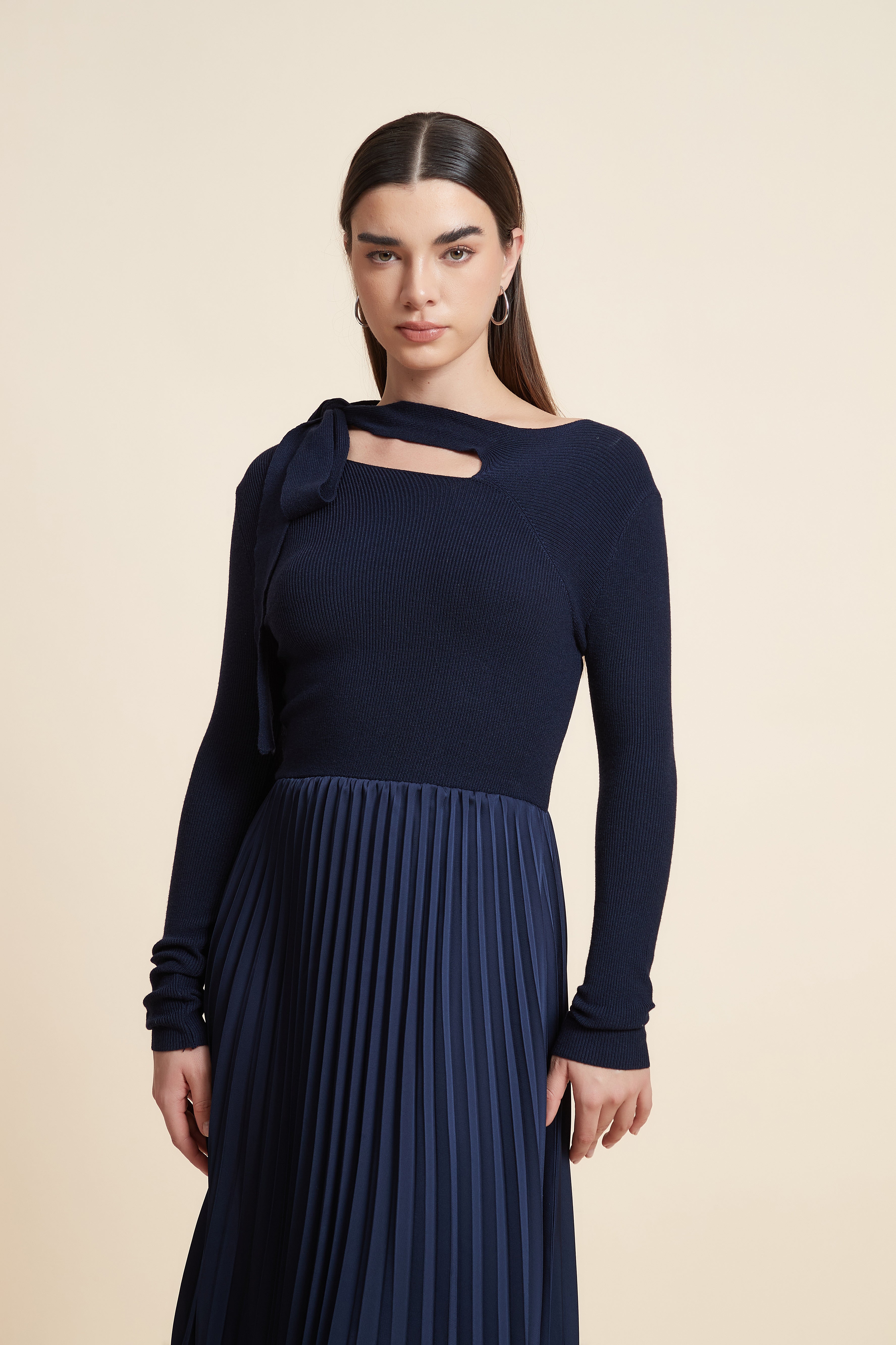 فستان سادة بكم طويل بليسيه