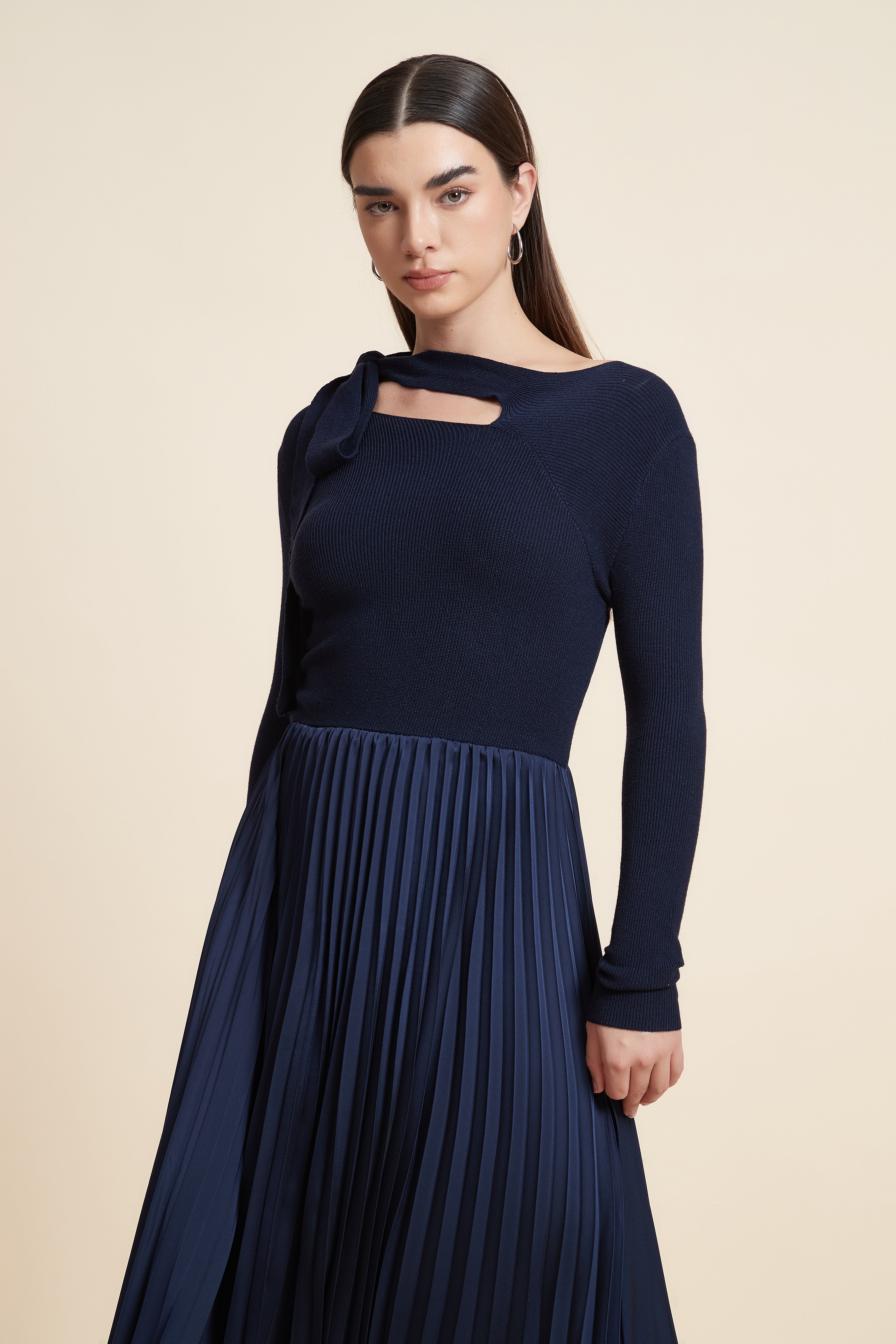 فستان سادة بكم طويل بليسيه