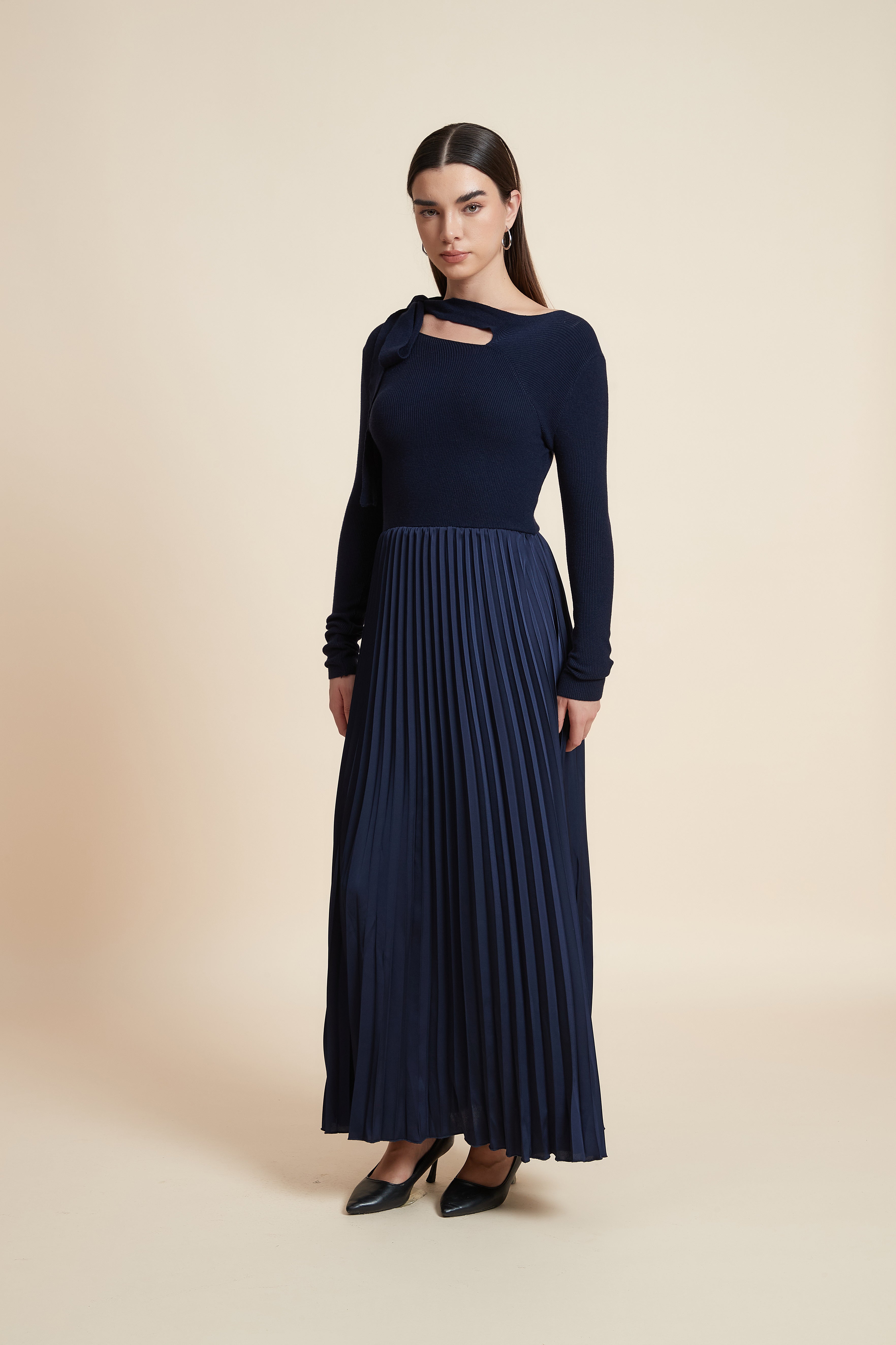 فستان سادة بكم طويل بليسيه