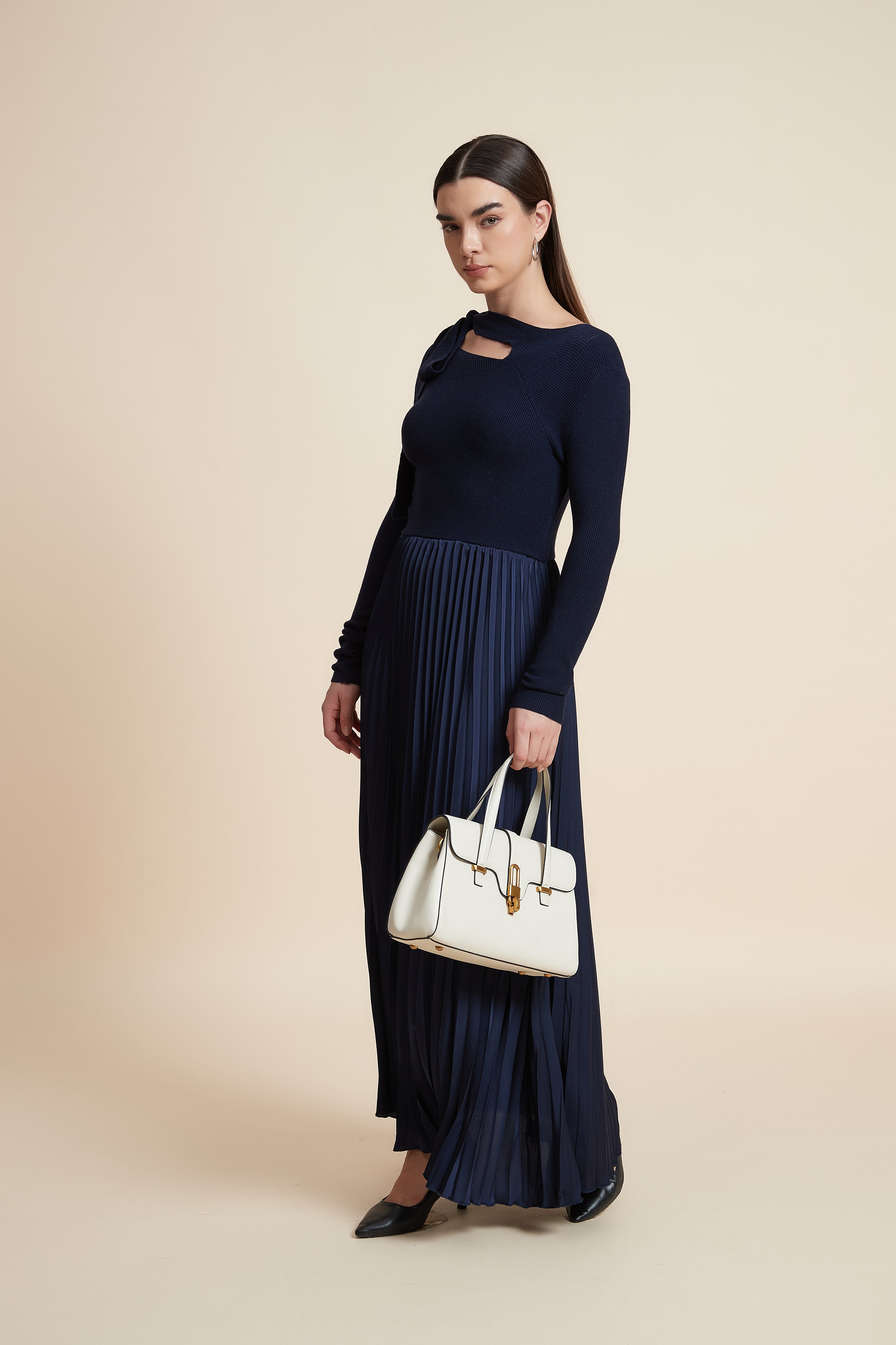 فستان سادة بكم طويل بليسيه