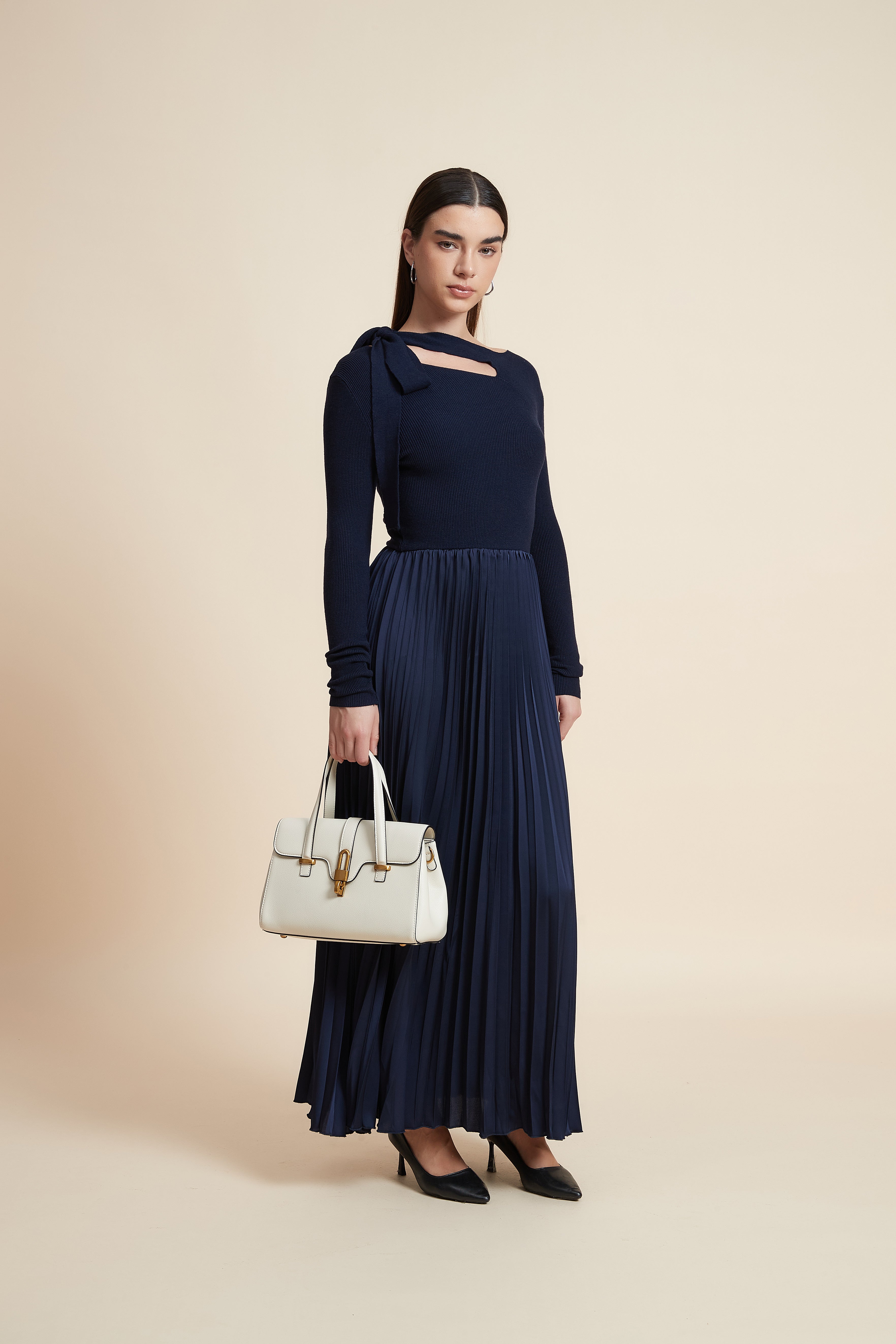 فستان سادة بكم طويل بليسيه