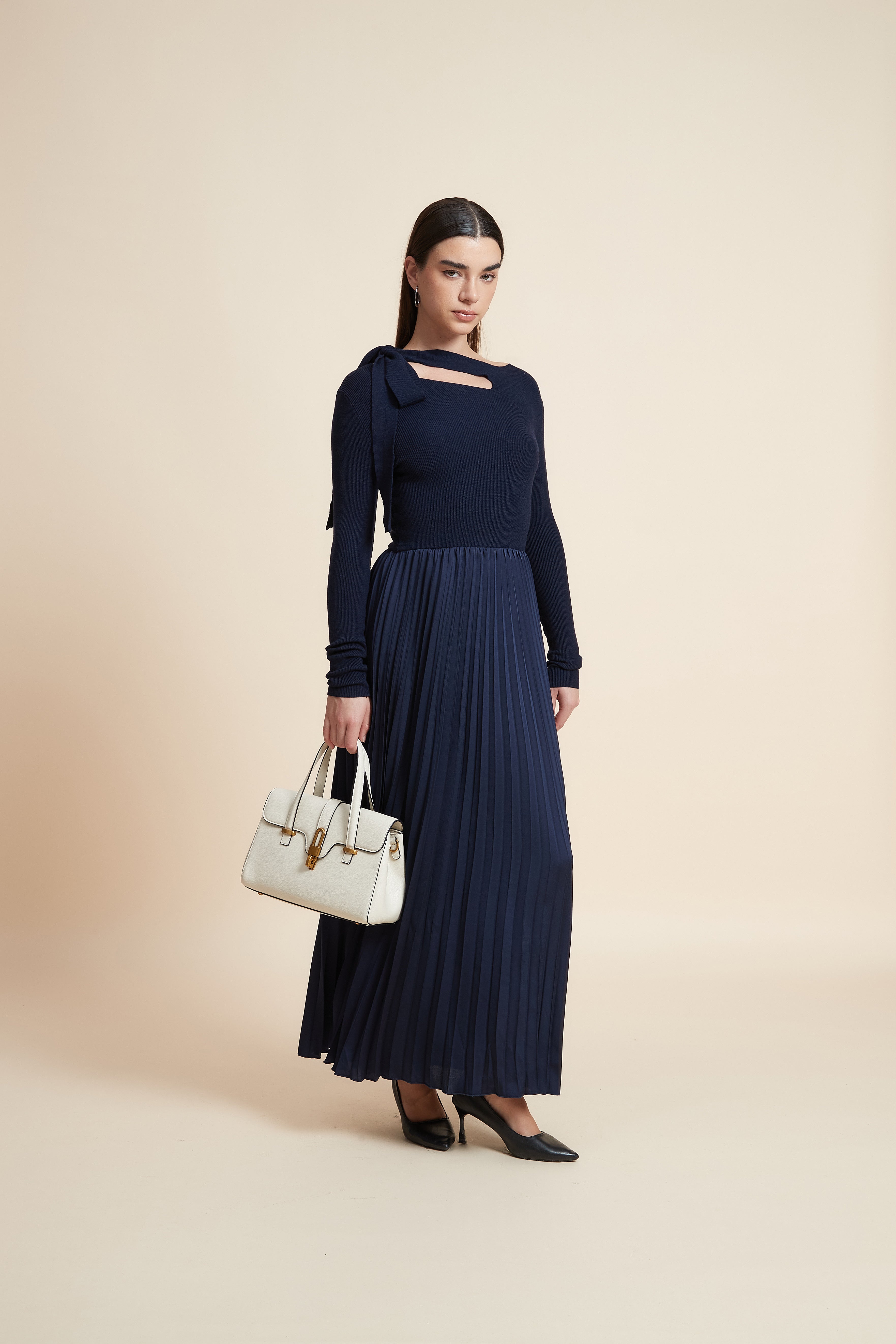 فستان سادة بكم طويل بليسيه