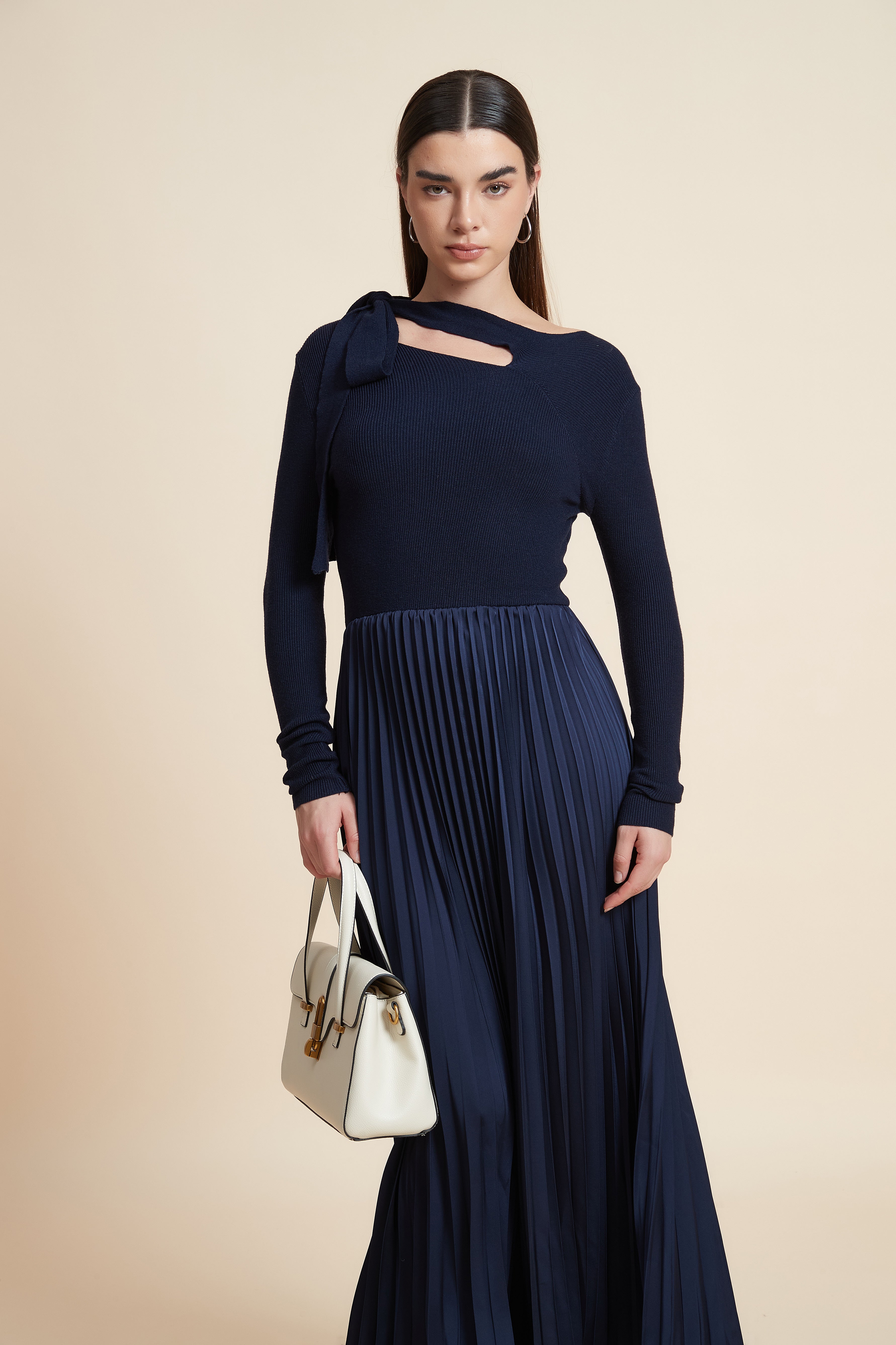 فستان سادة بكم طويل بليسيه