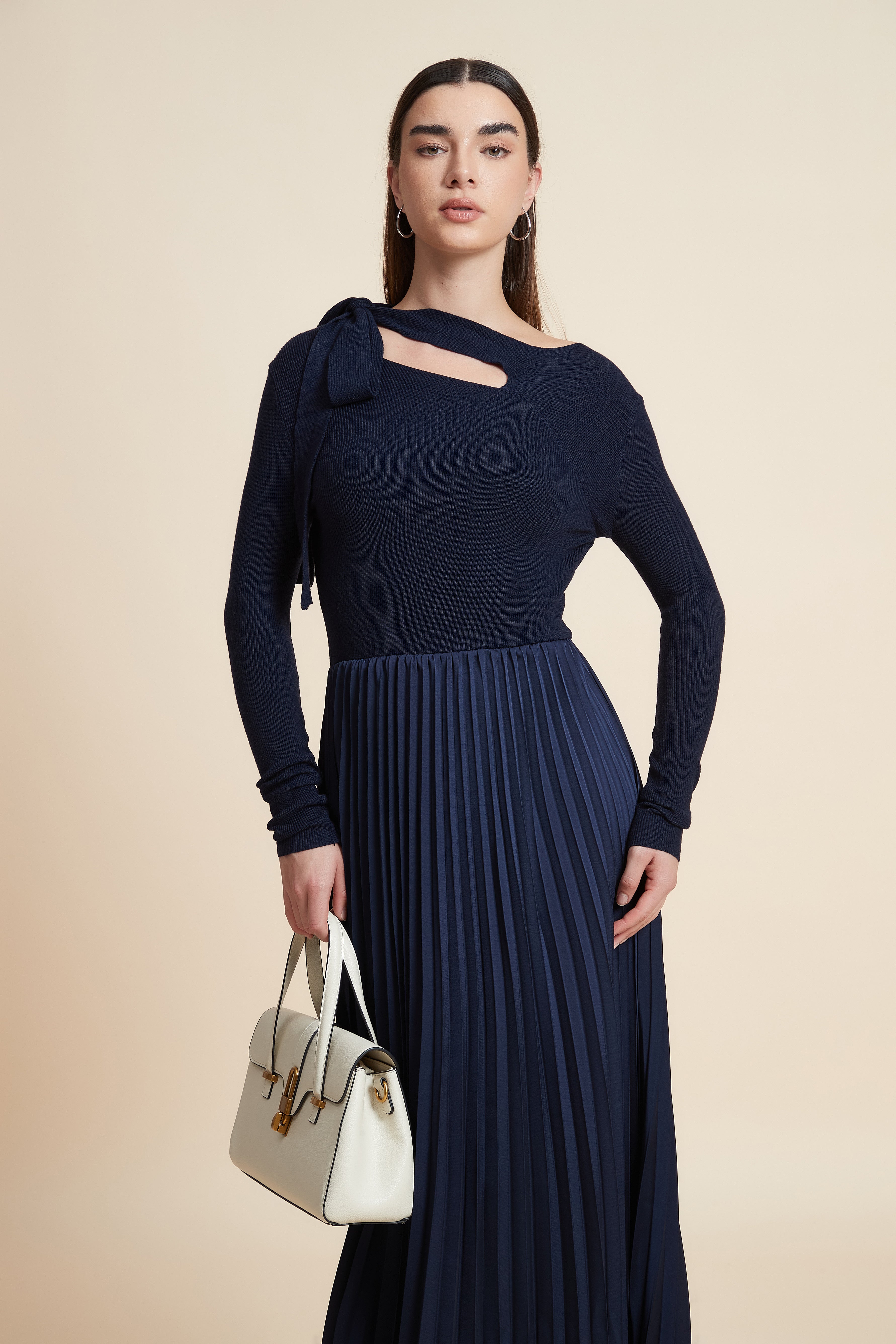 فستان سادة بكم طويل بليسيه