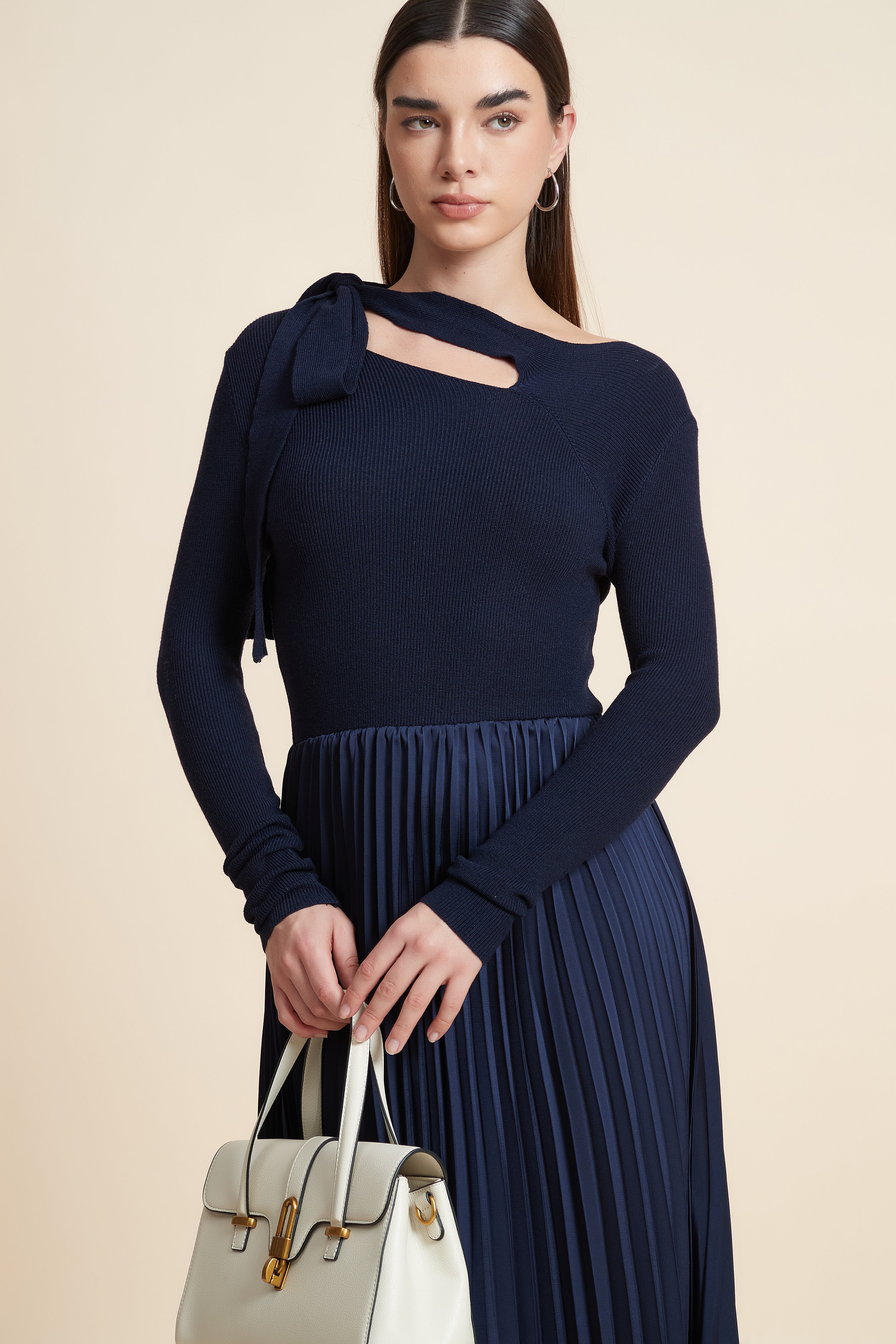 فستان سادة بكم طويل بليسيه