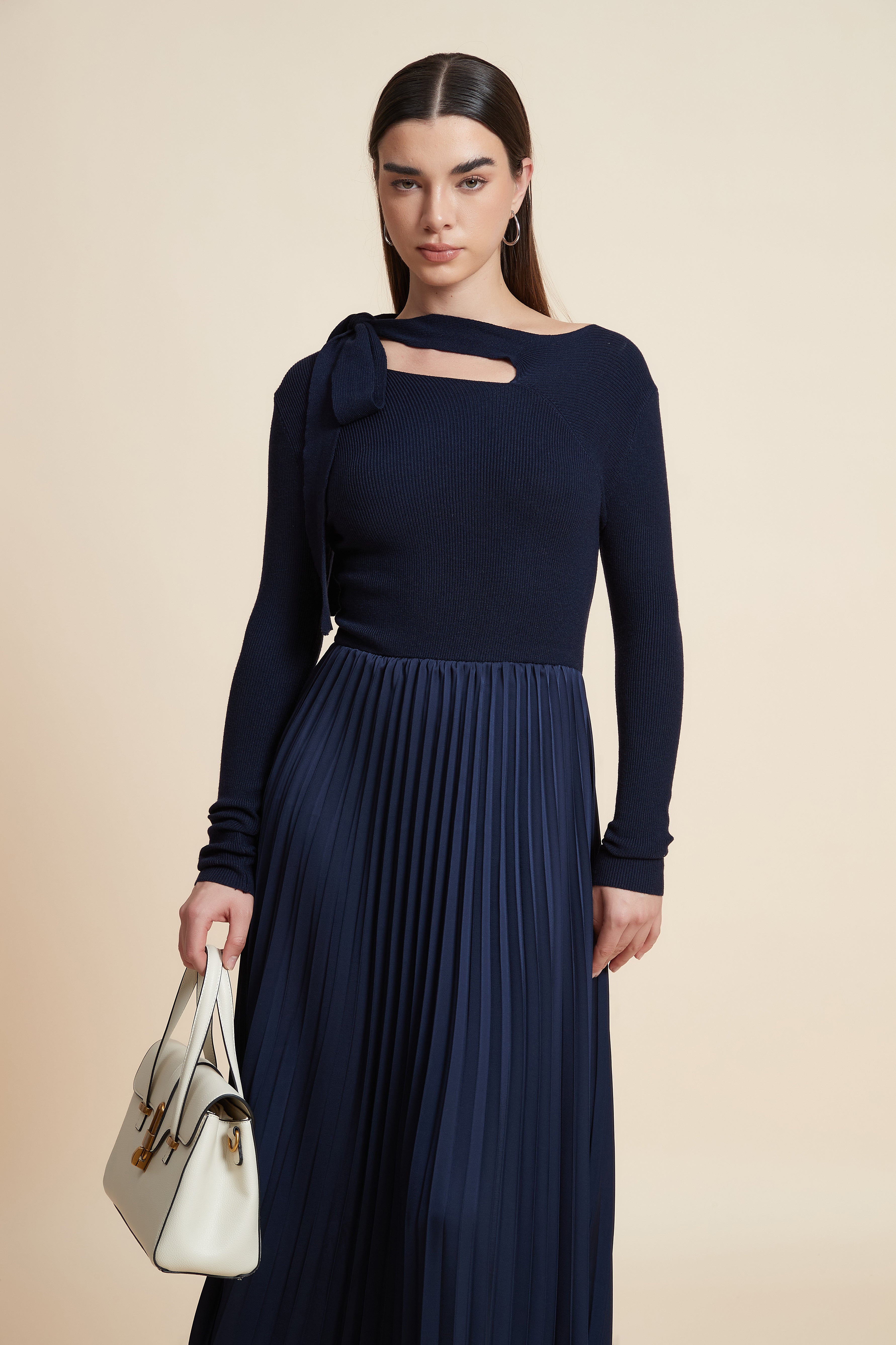 فستان سادة بكم طويل بليسيه