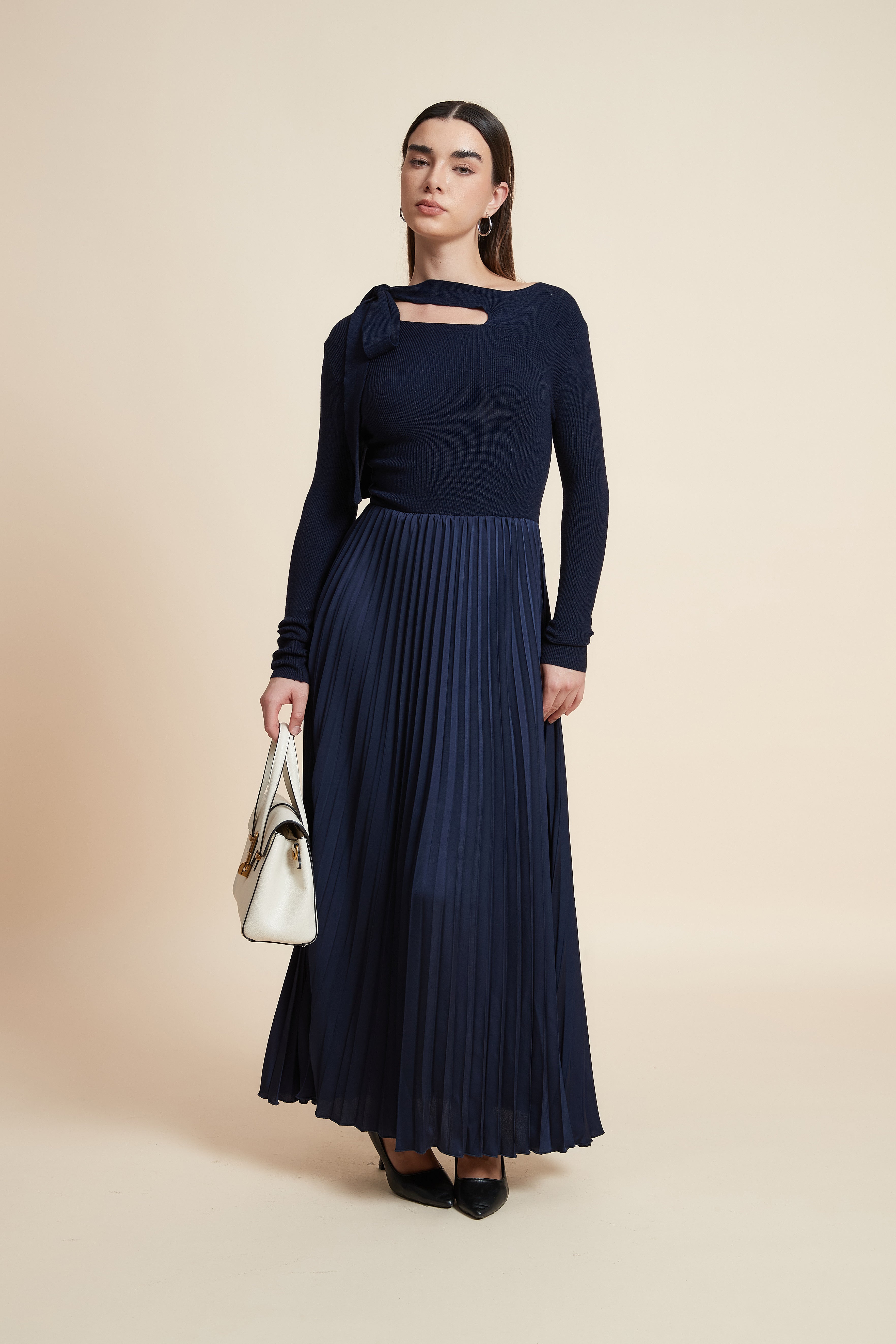 فستان سادة بكم طويل بليسيه