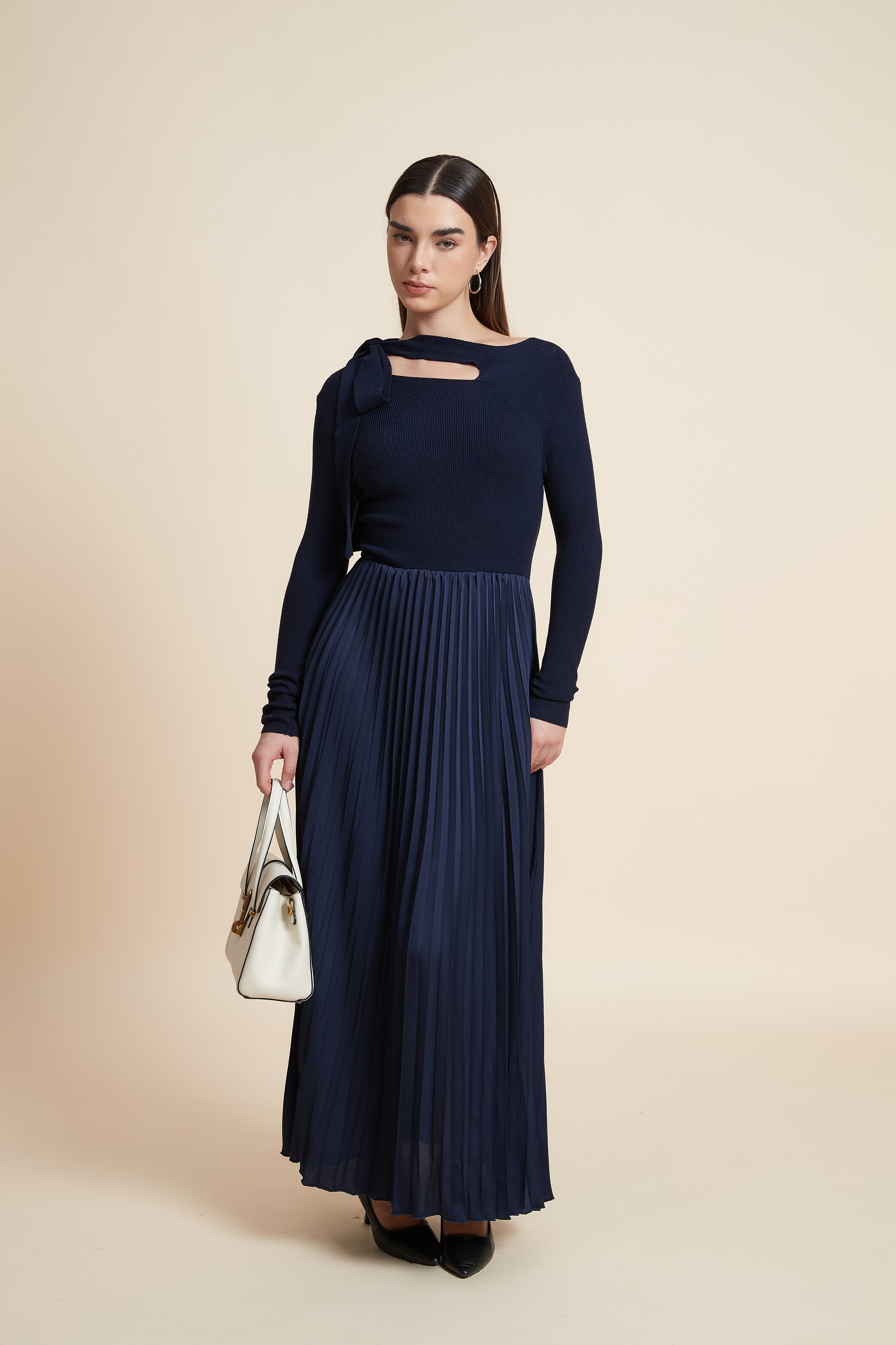 فستان سادة بكم طويل بليسيه