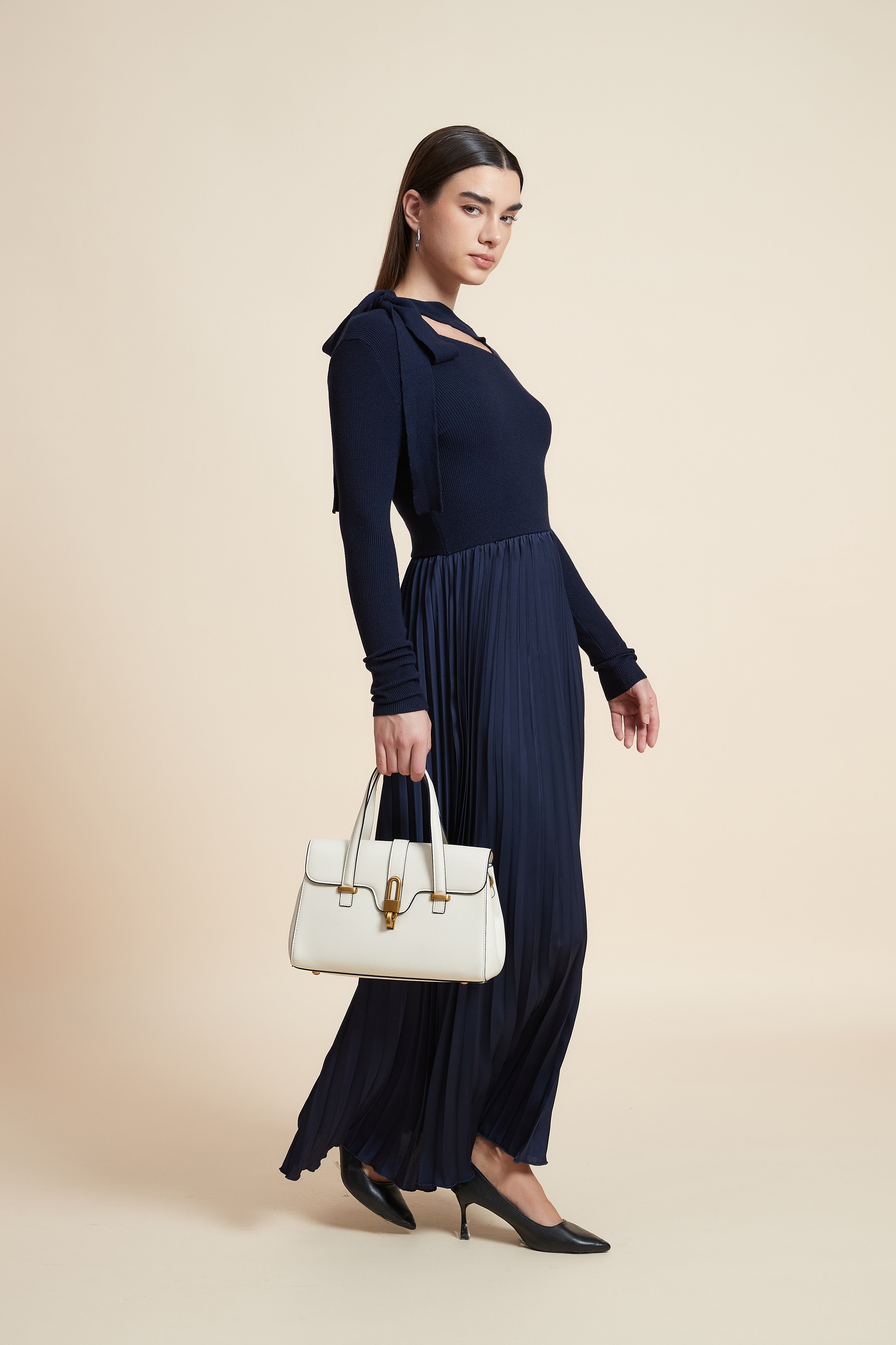 فستان سادة بكم طويل بليسيه