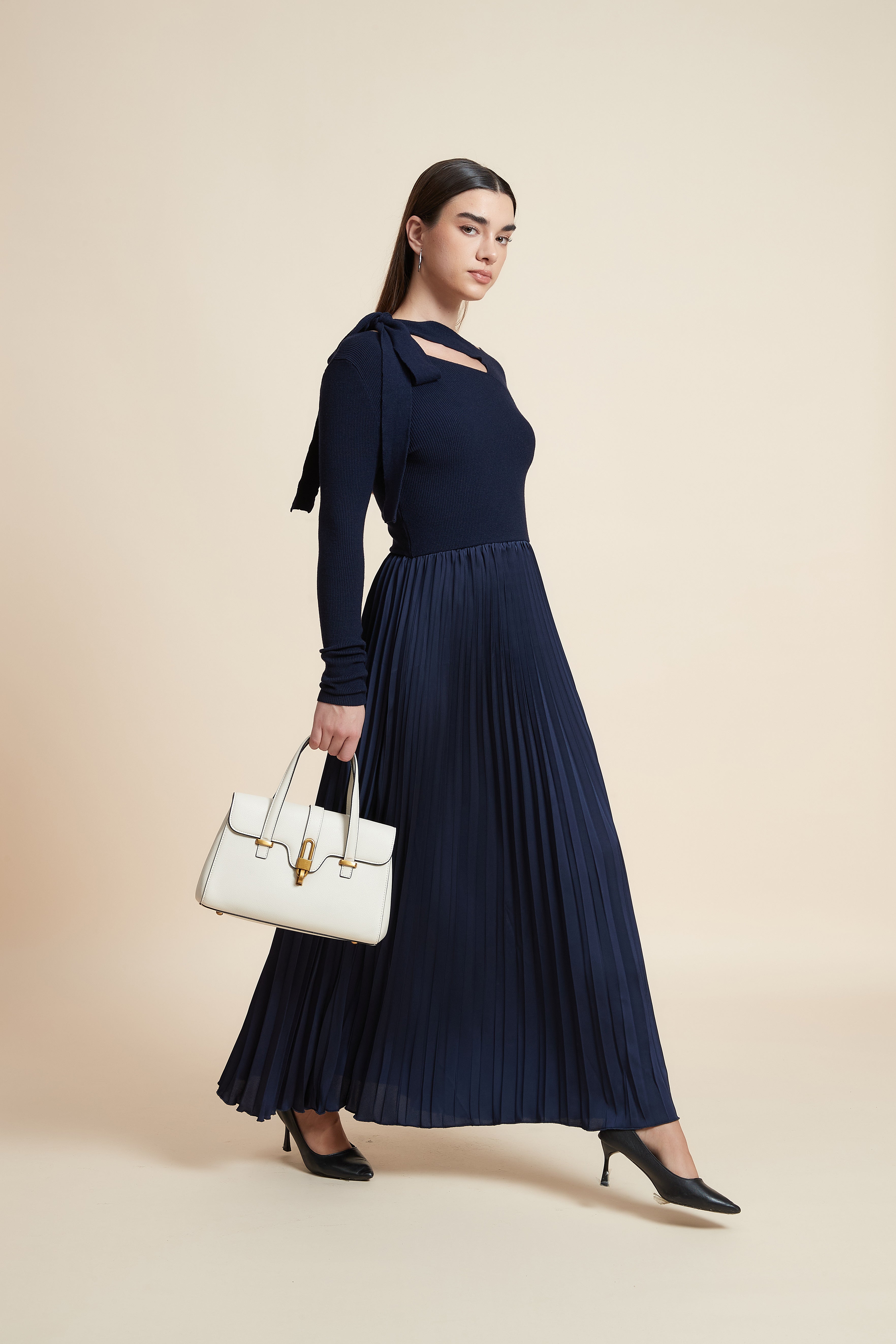 فستان سادة بكم طويل بليسيه