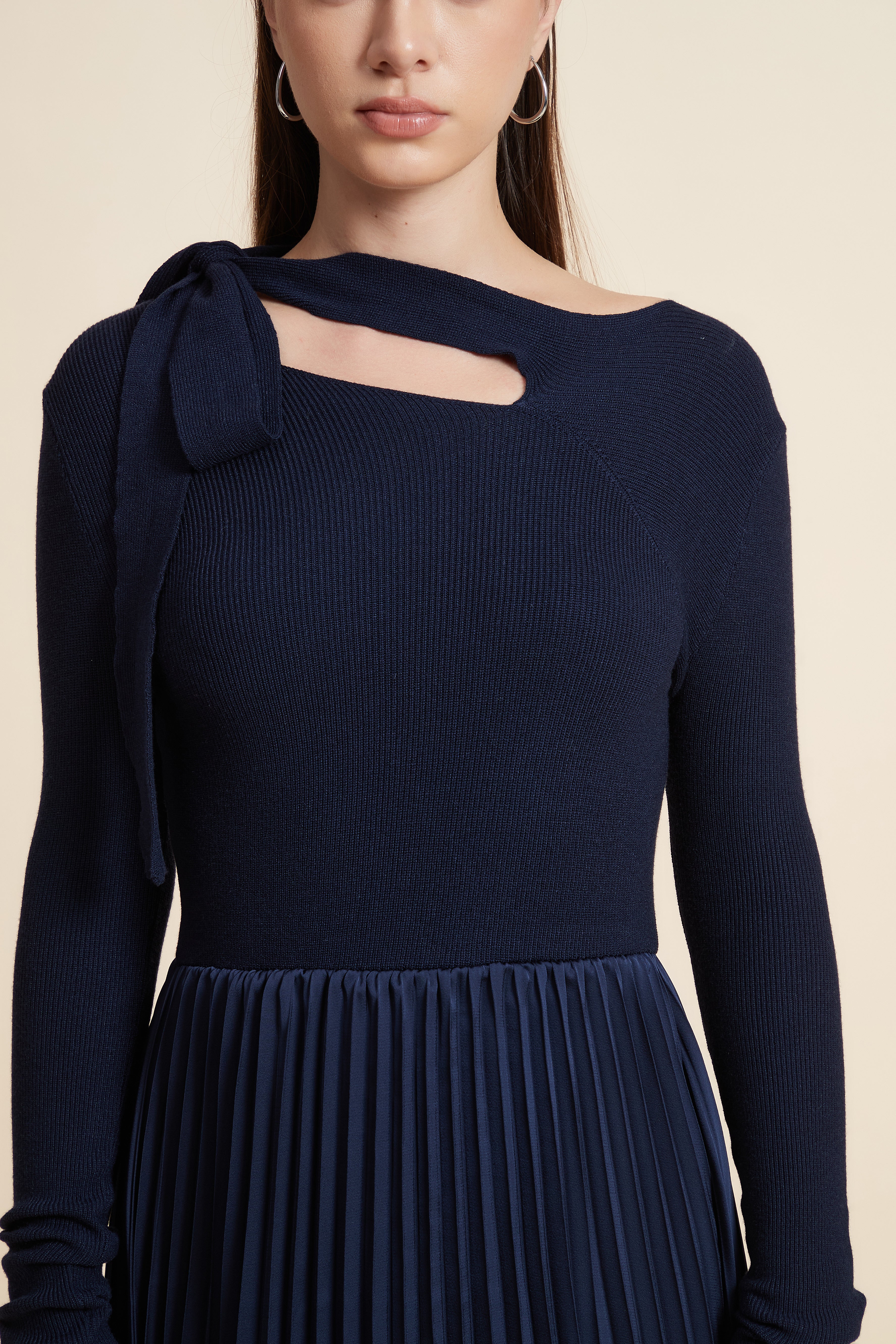 فستان سادة بكم طويل بليسيه