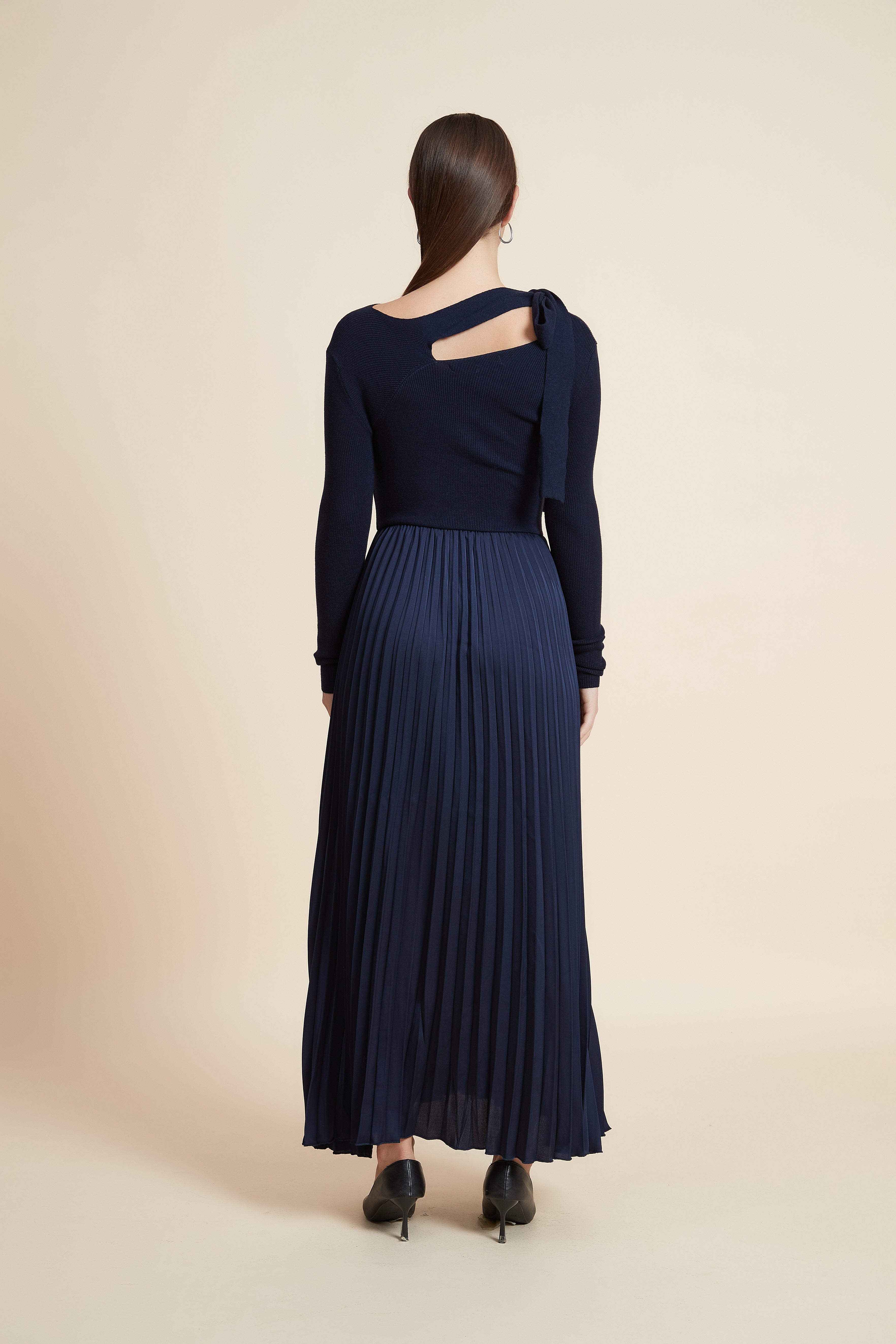 فستان سادة بكم طويل بليسيه