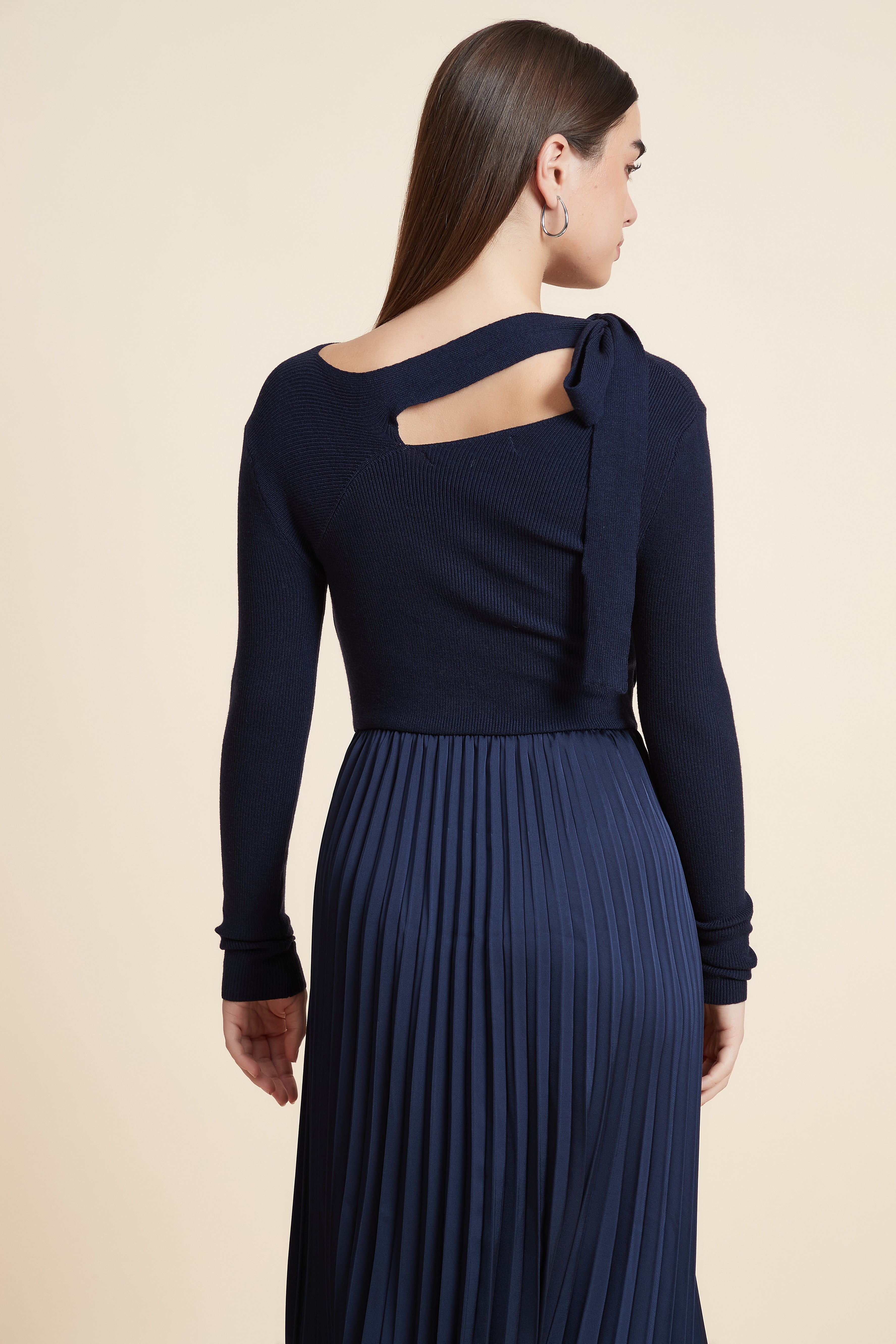 فستان سادة بكم طويل بليسيه