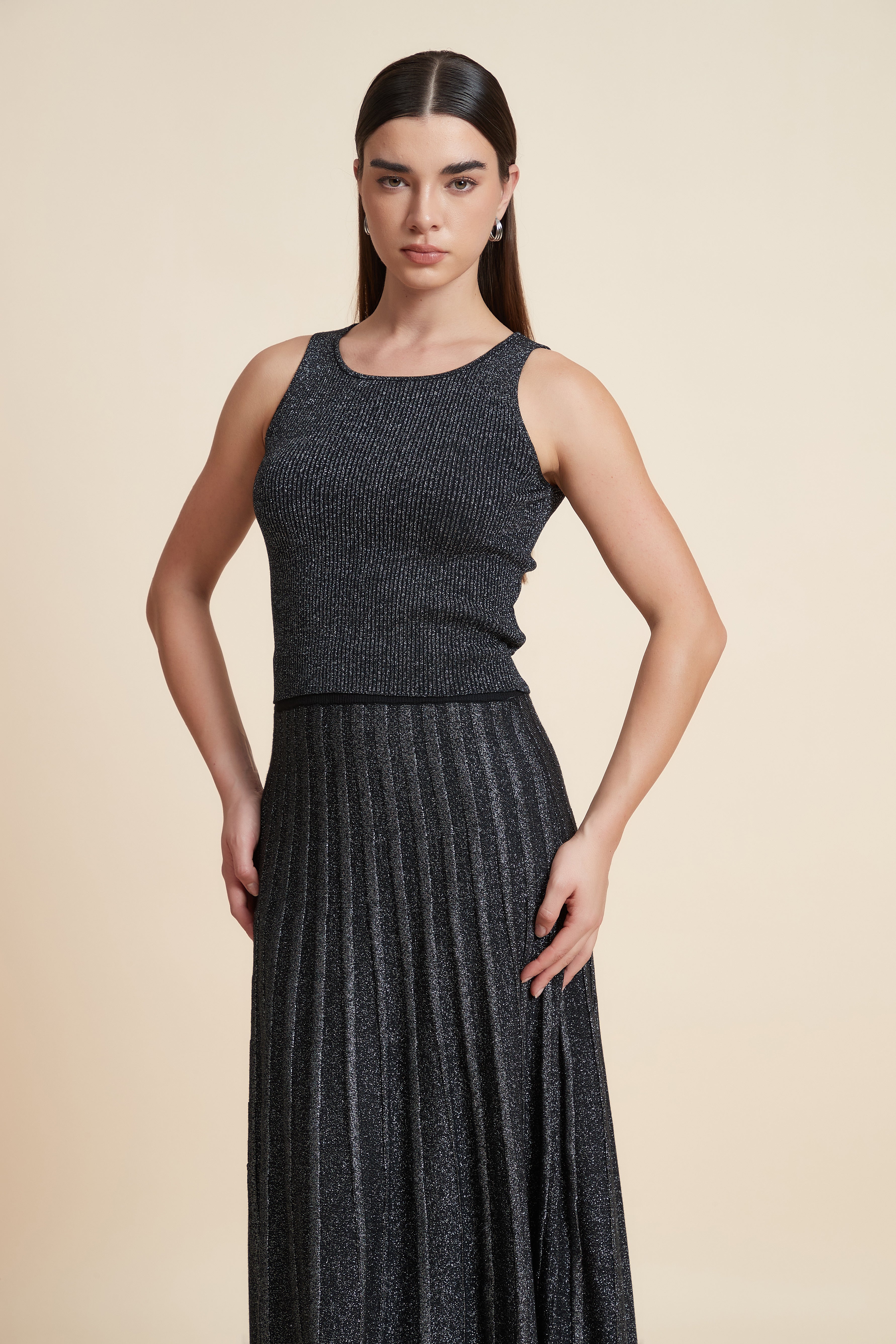 توب قصير بدون أكمام 