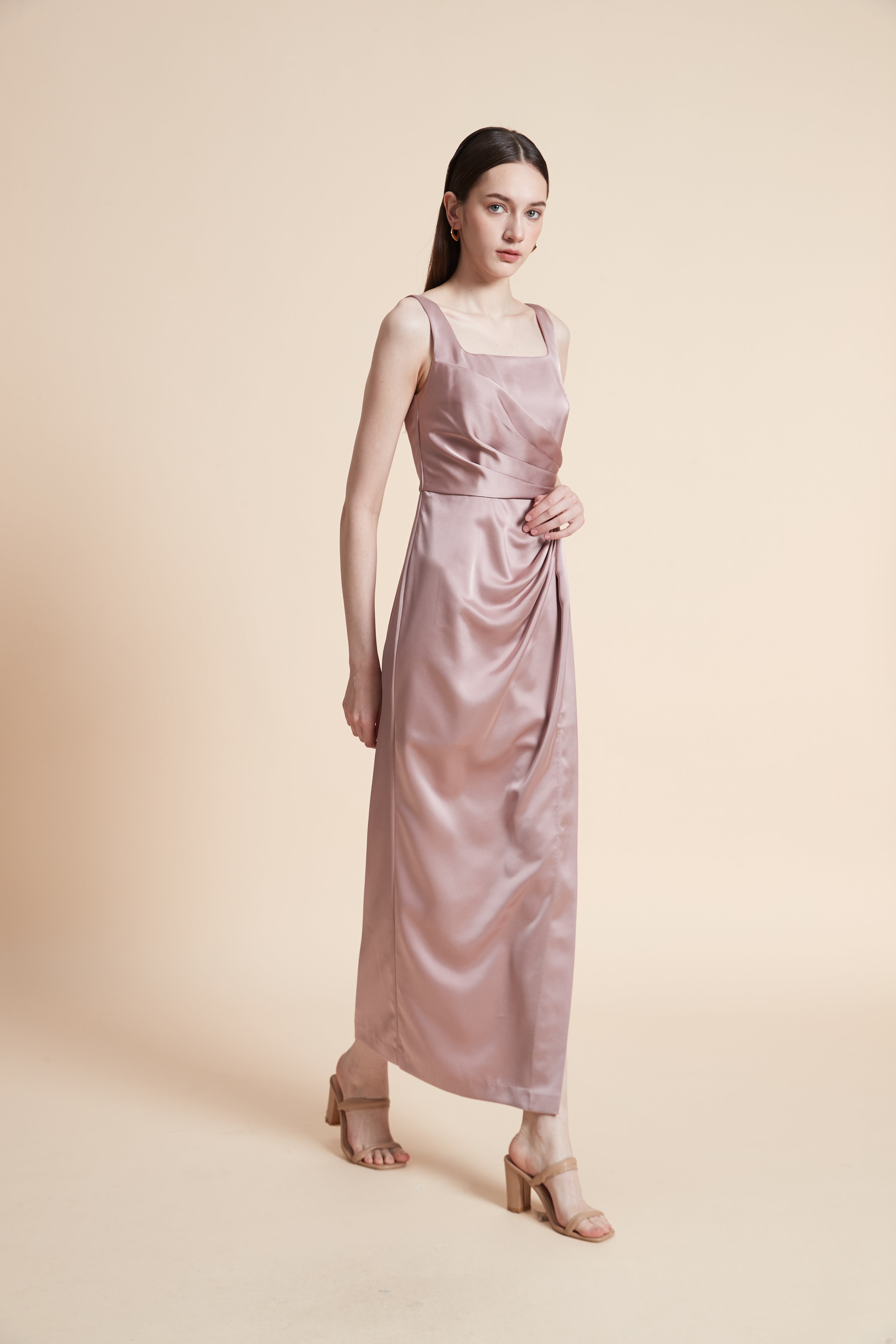 فستان ماكسي بدون أكمام بفتحة أمامية