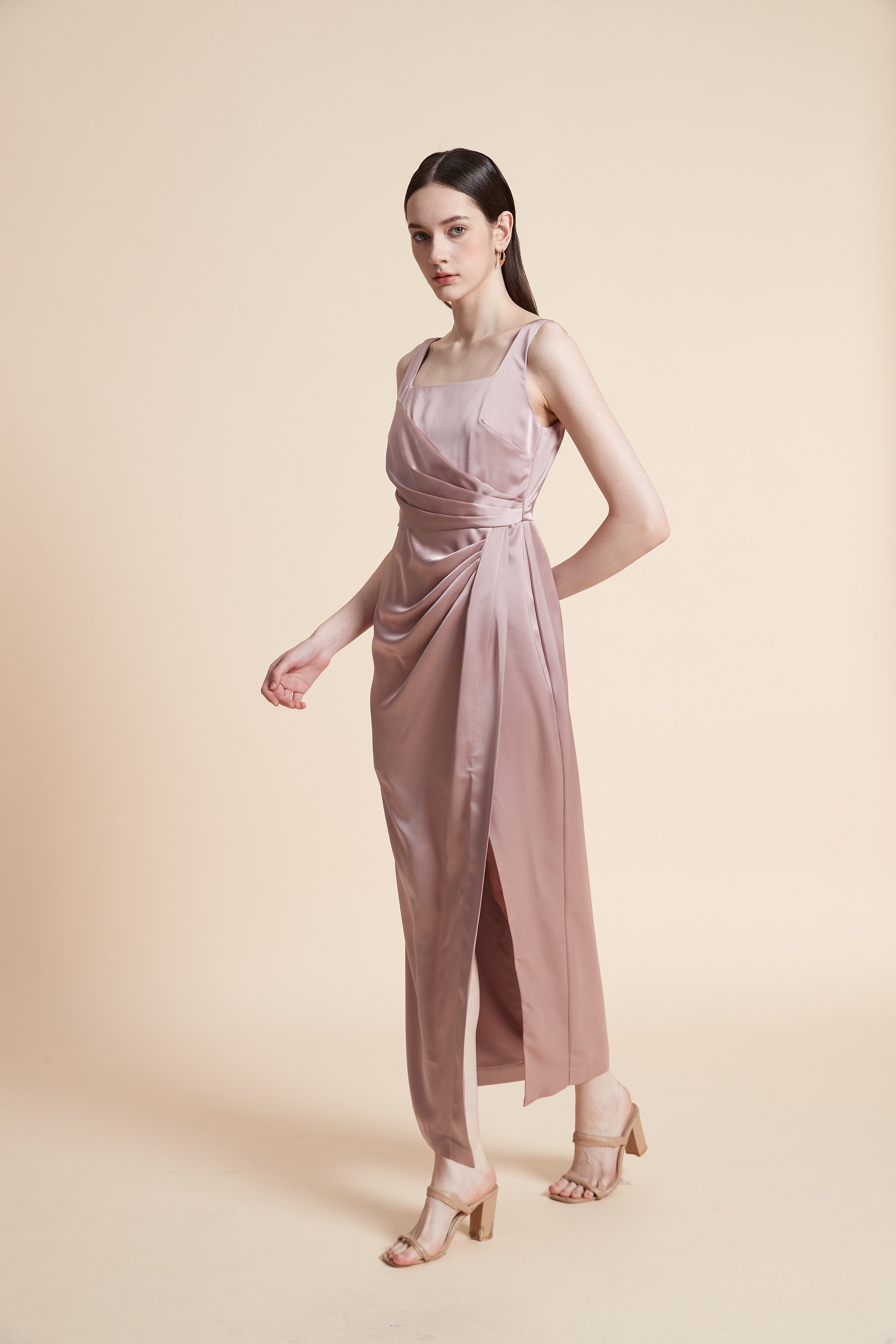 فستان ماكسي بدون أكمام بفتحة أمامية