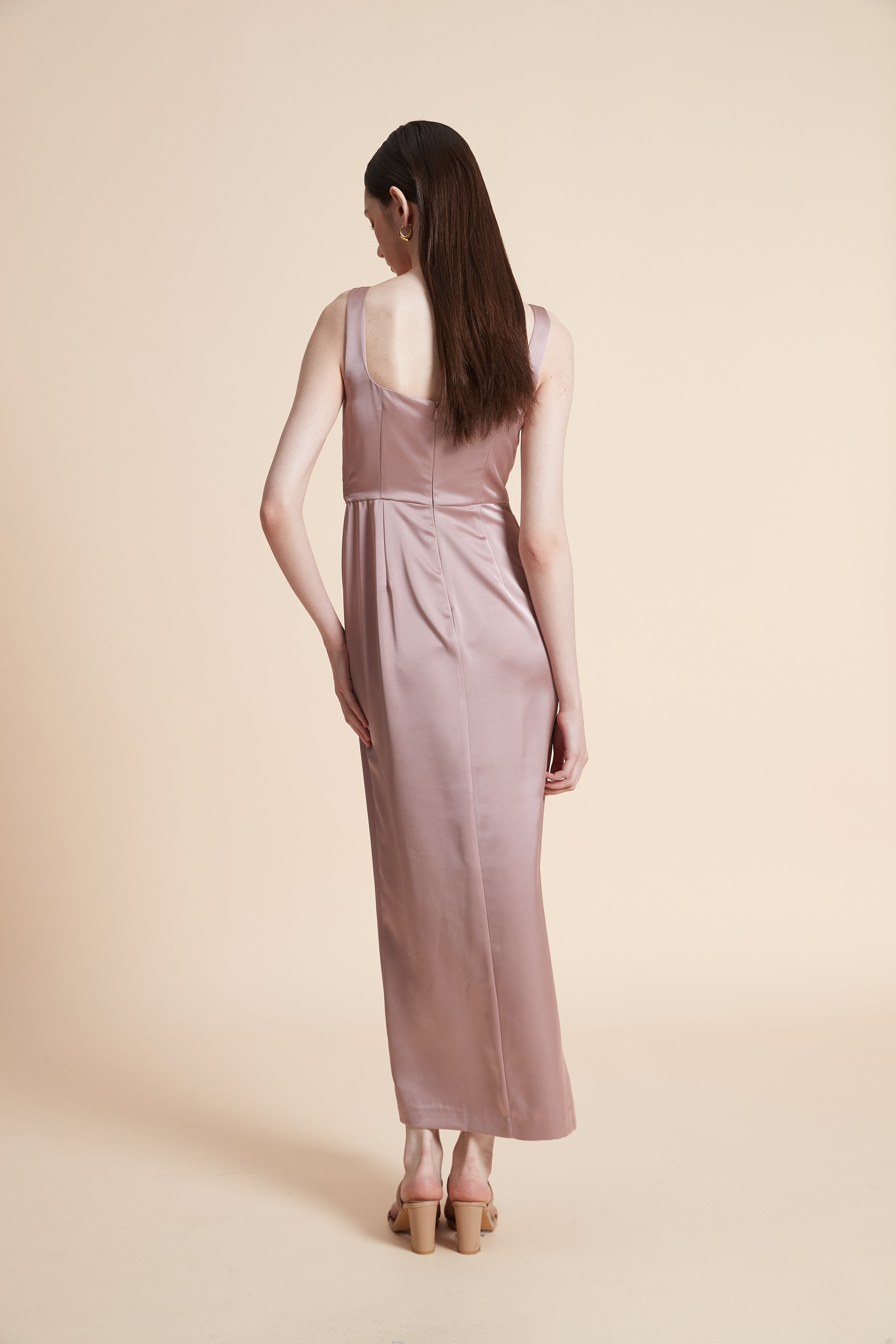 فستان ماكسي بدون أكمام بفتحة أمامية