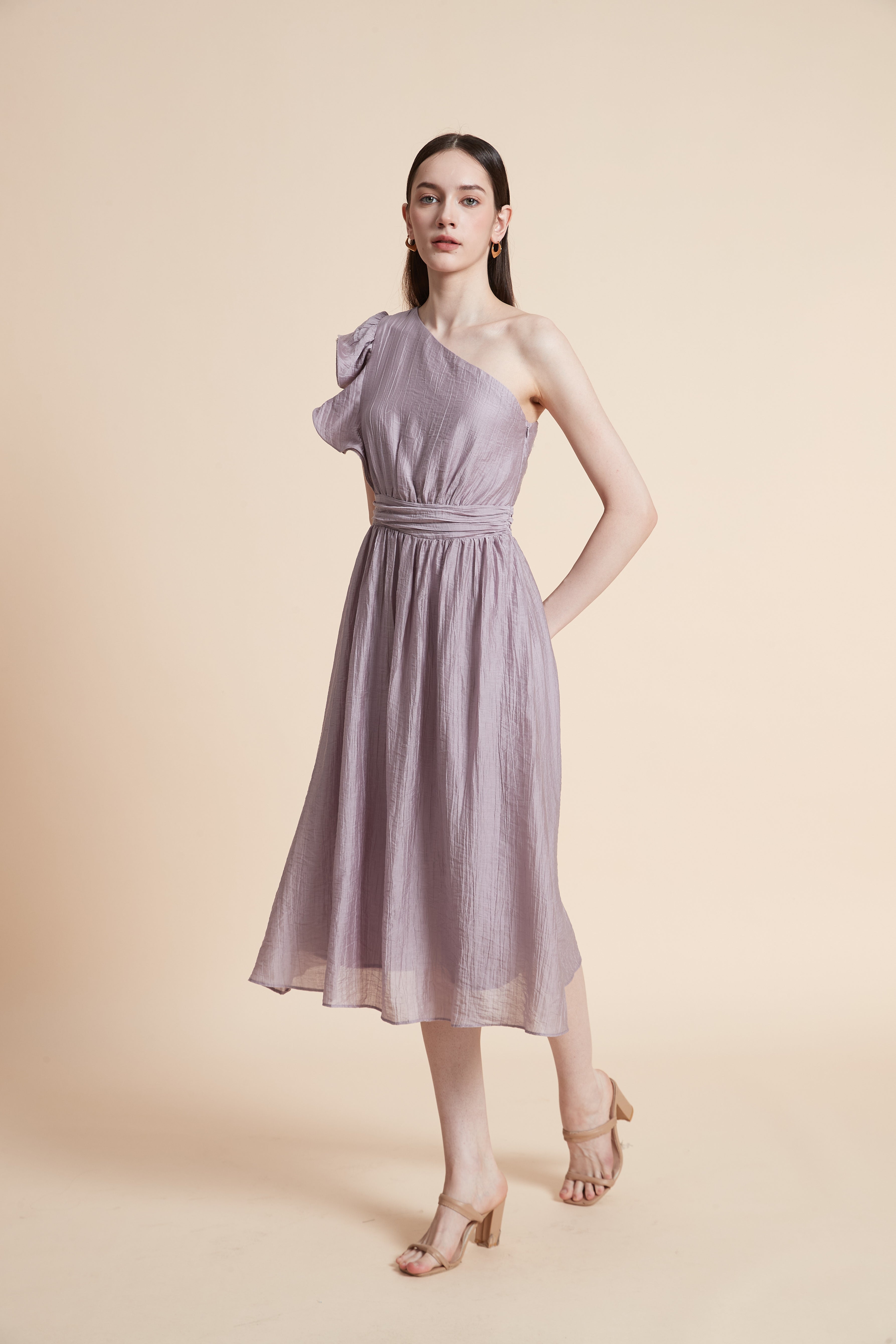 فستان ميدي بدون أكمام مخصر