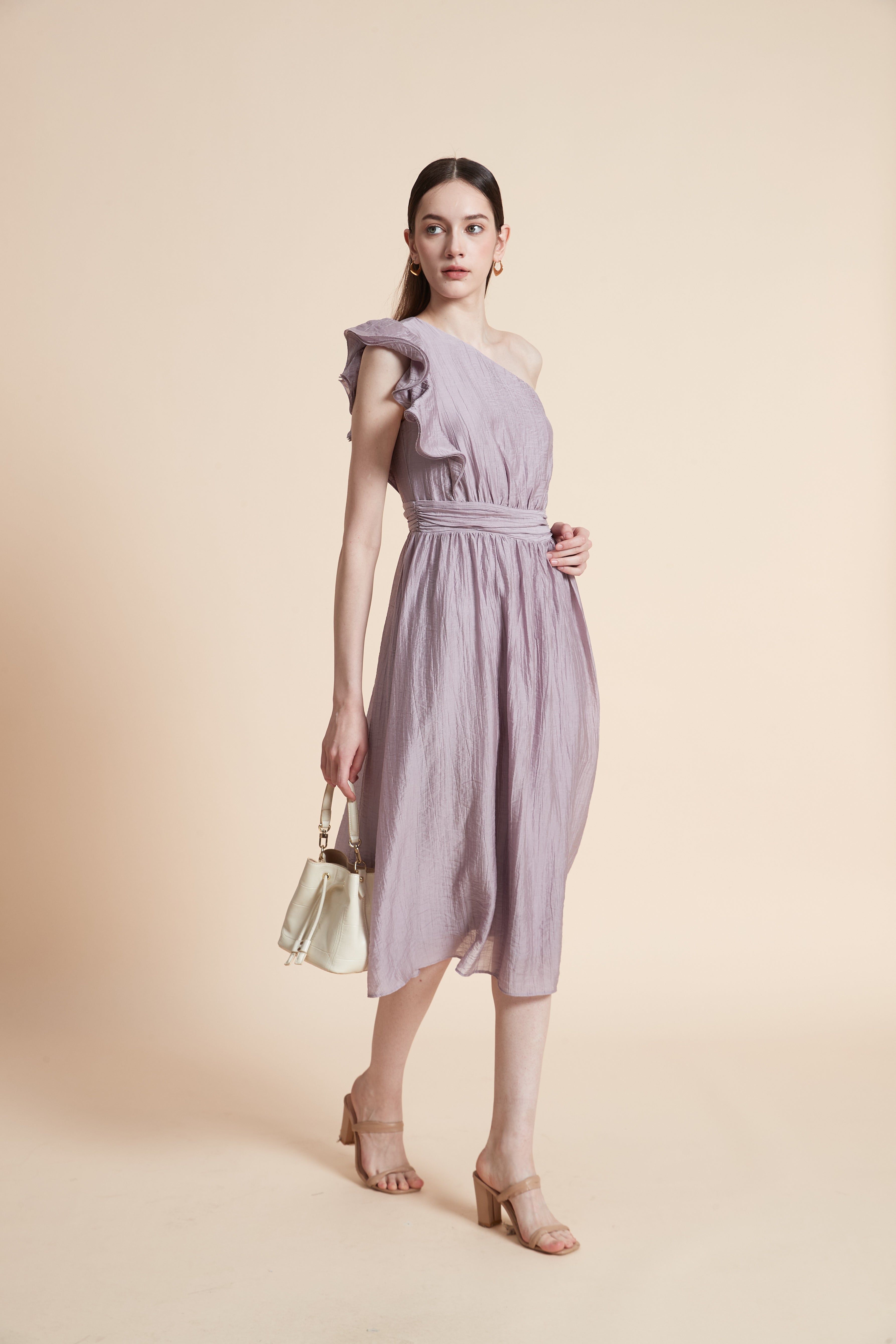 فستان ميدي بدون أكمام مخصر