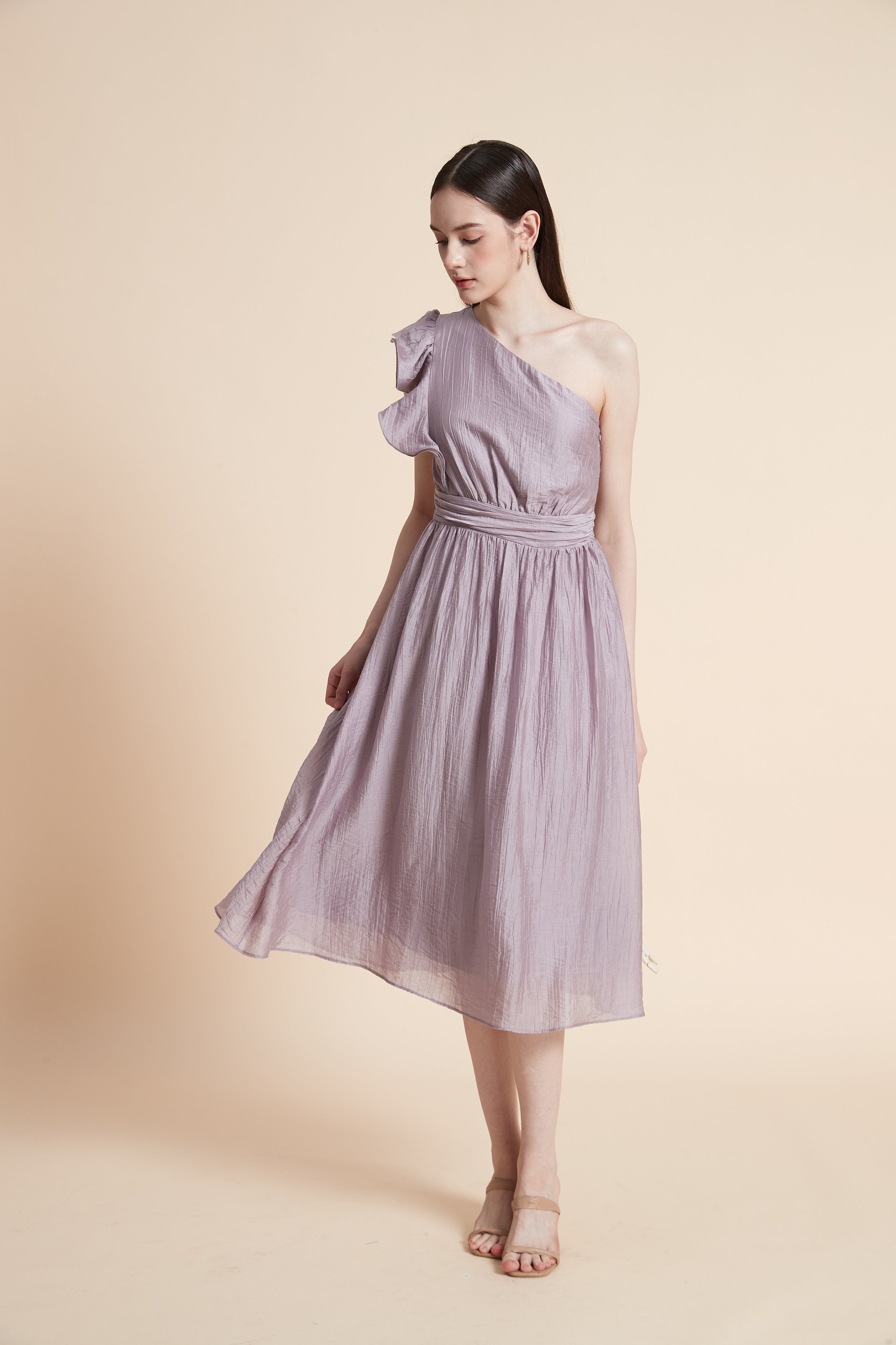 فستان ميدي بدون أكمام مخصر