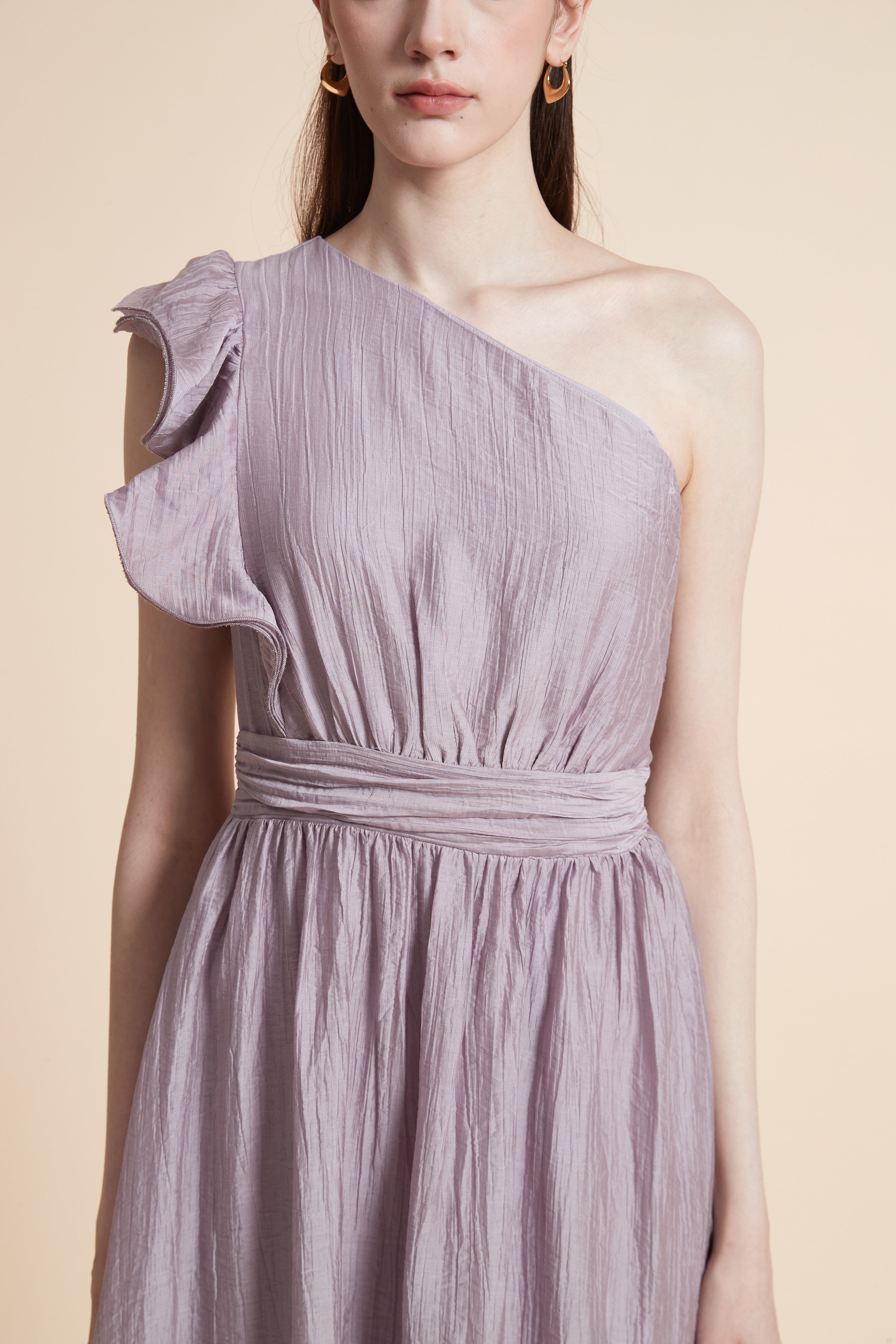 فستان ميدي بدون أكمام مخصر