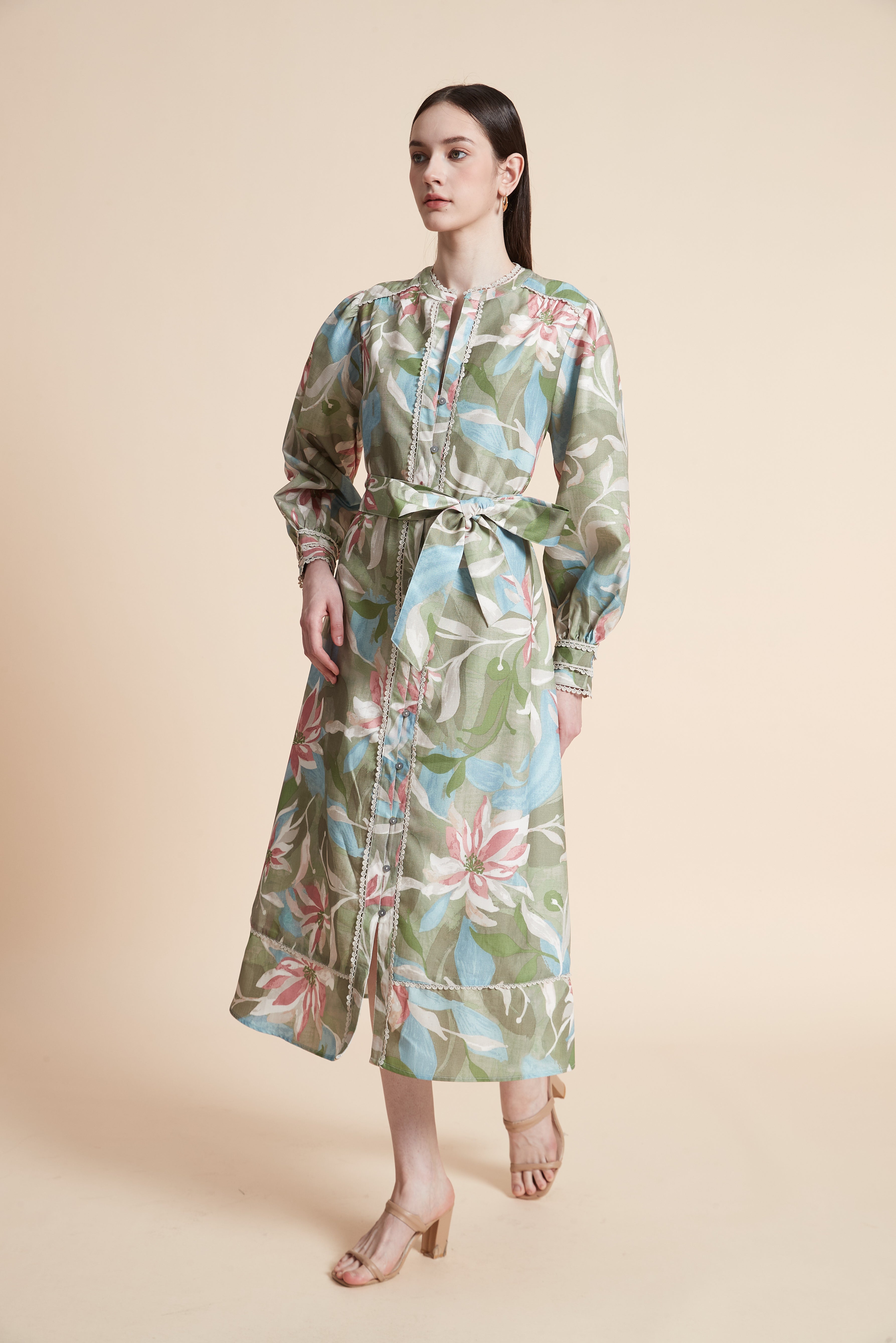 فستان ميدي منقوش بربطة خصر بأكمام طويلة