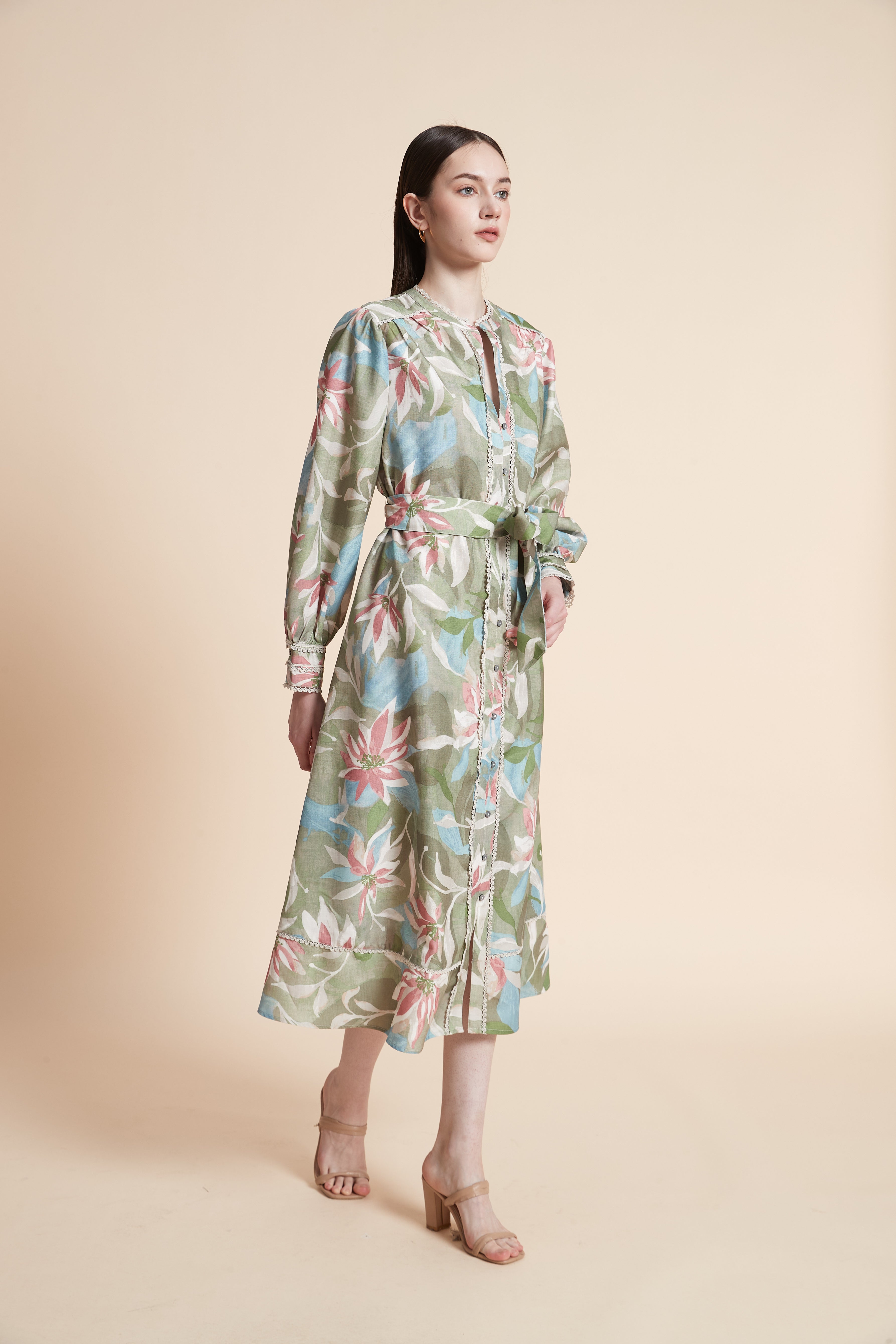 فستان ميدي منقوش بربطة خصر بأكمام طويلة