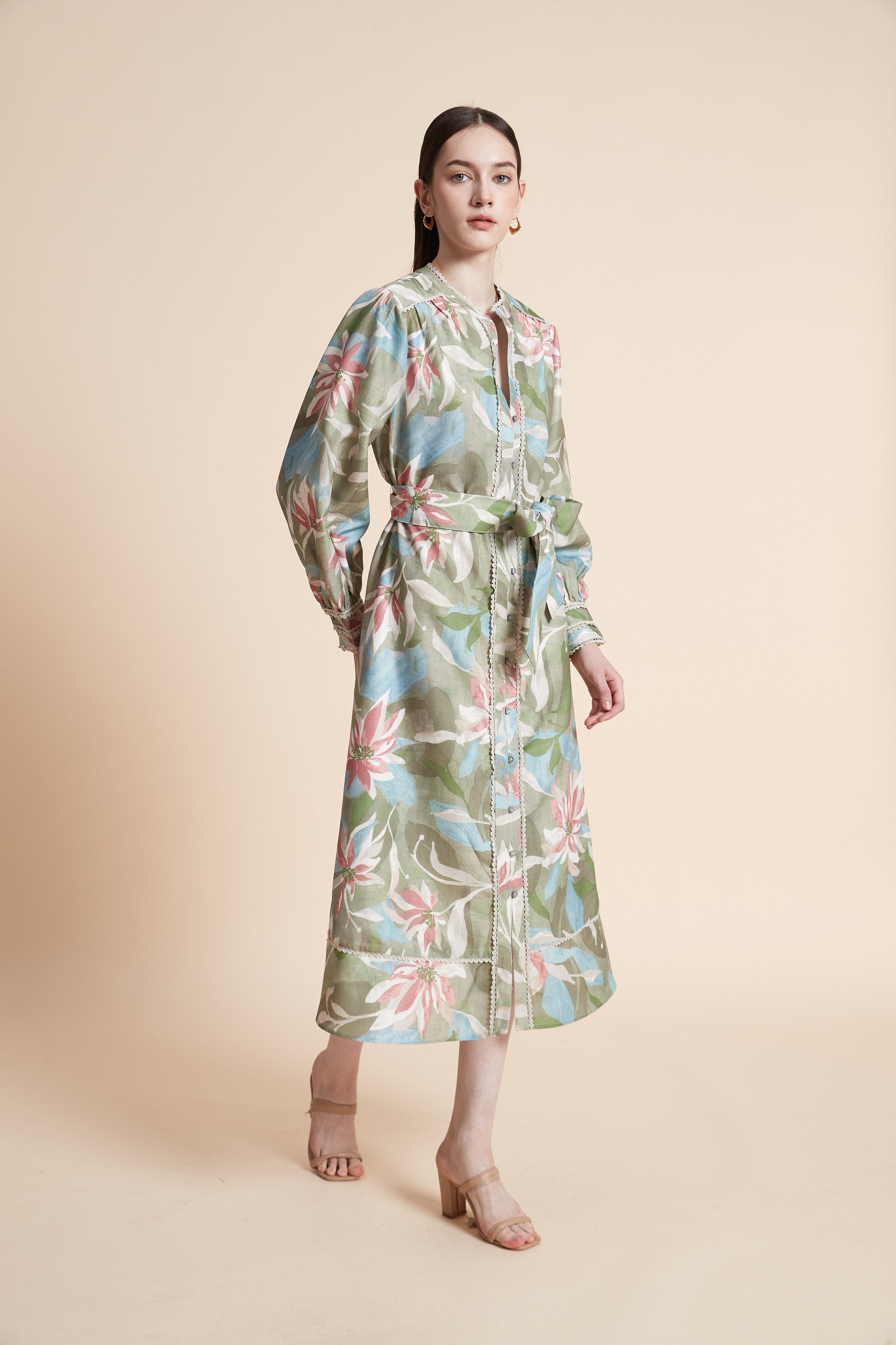 فستان ميدي منقوش بربطة خصر بأكمام طويلة