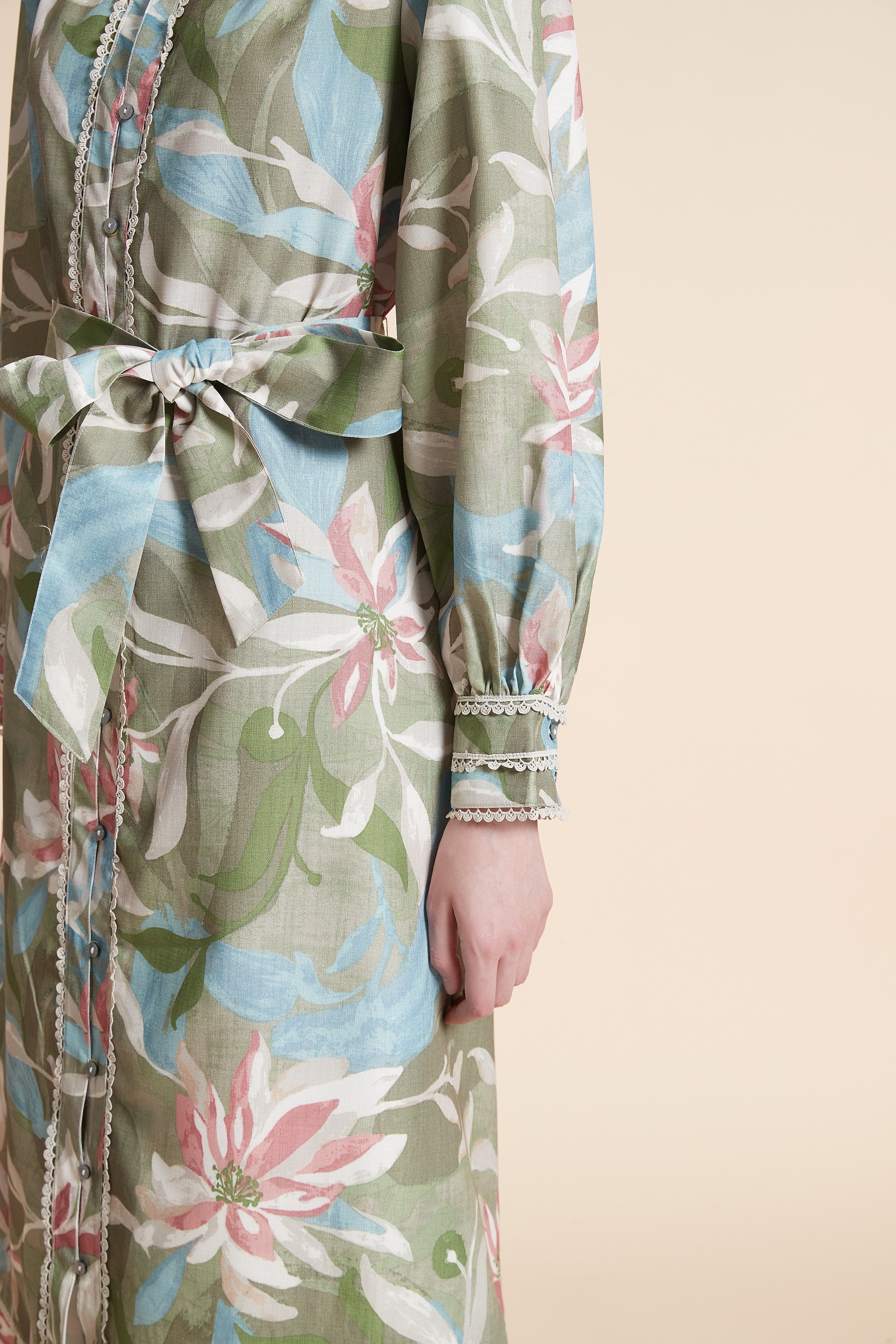 فستان ميدي منقوش بربطة خصر بأكمام طويلة