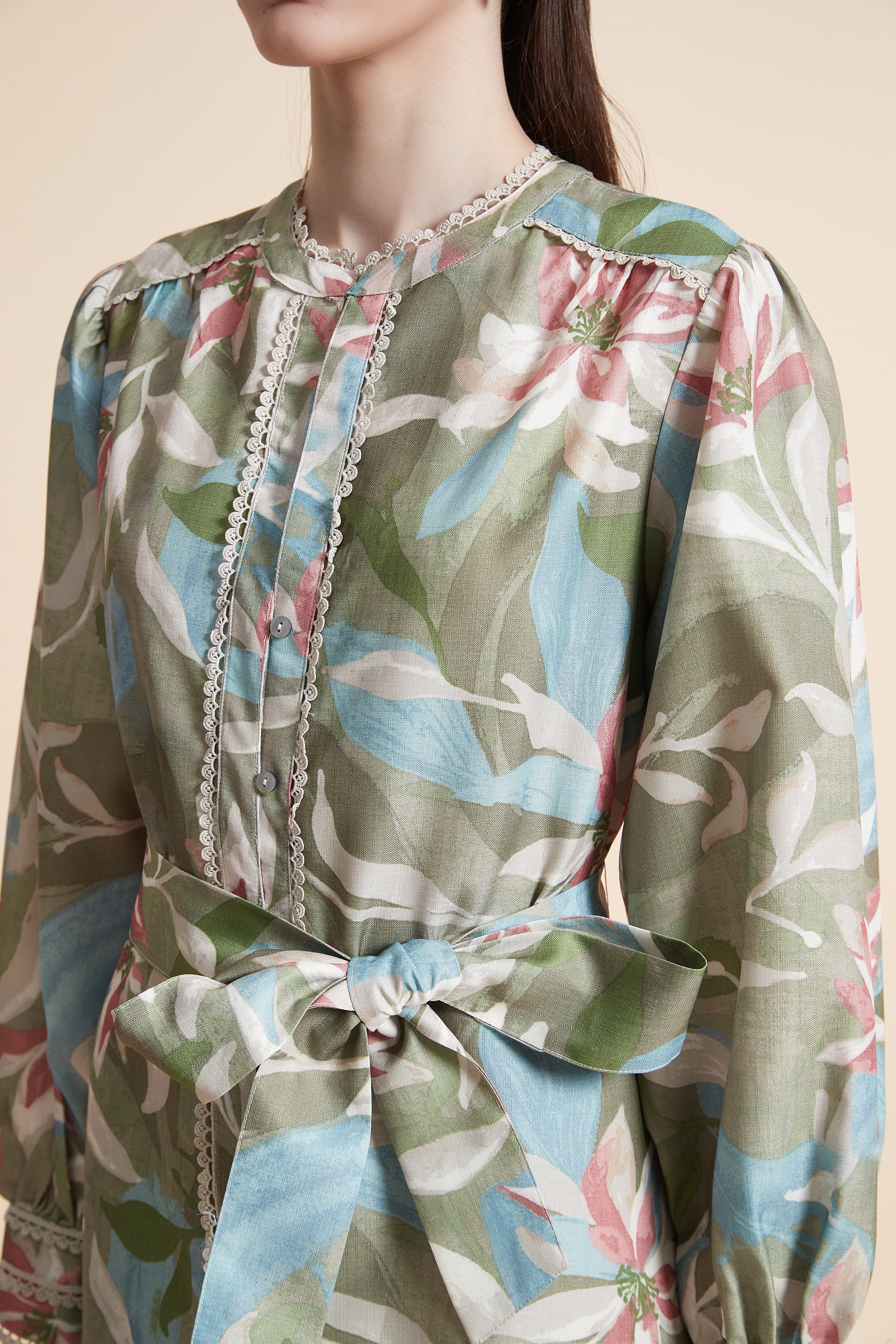 فستان ميدي منقوش بربطة خصر بأكمام طويلة