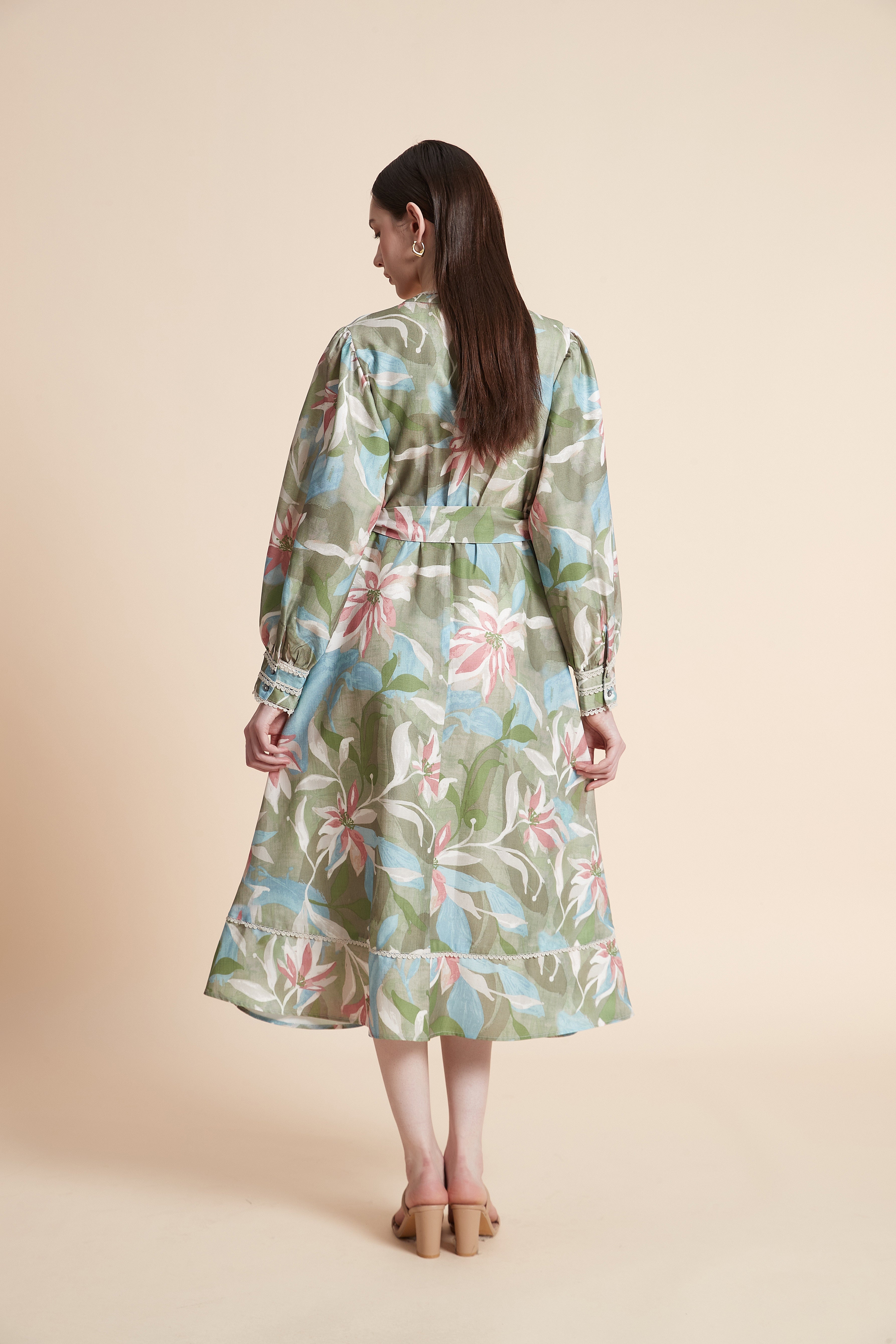 فستان ميدي منقوش بربطة خصر بأكمام طويلة