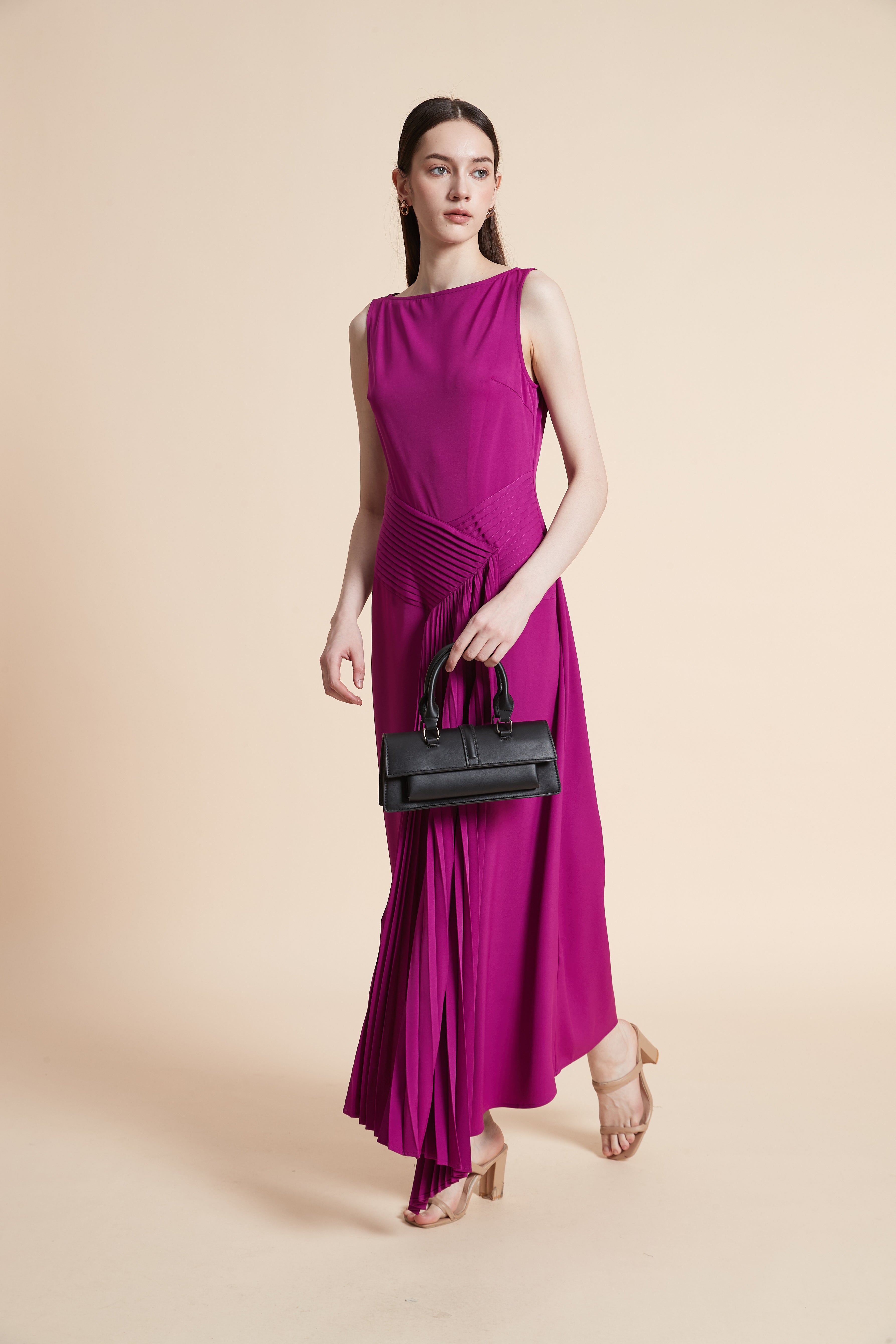 فستان طويل سادة بدون أكمام