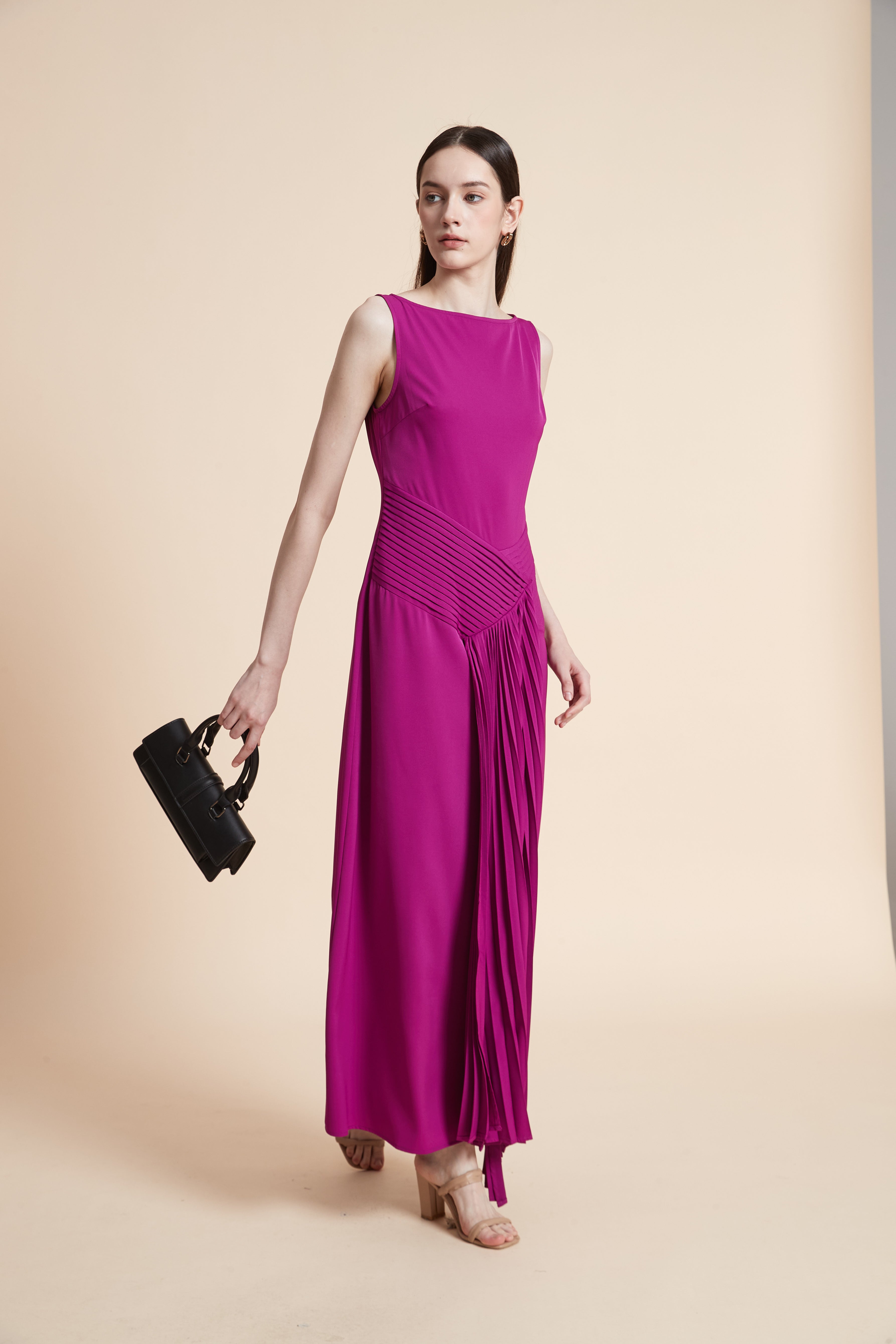 فستان طويل سادة بدون أكمام