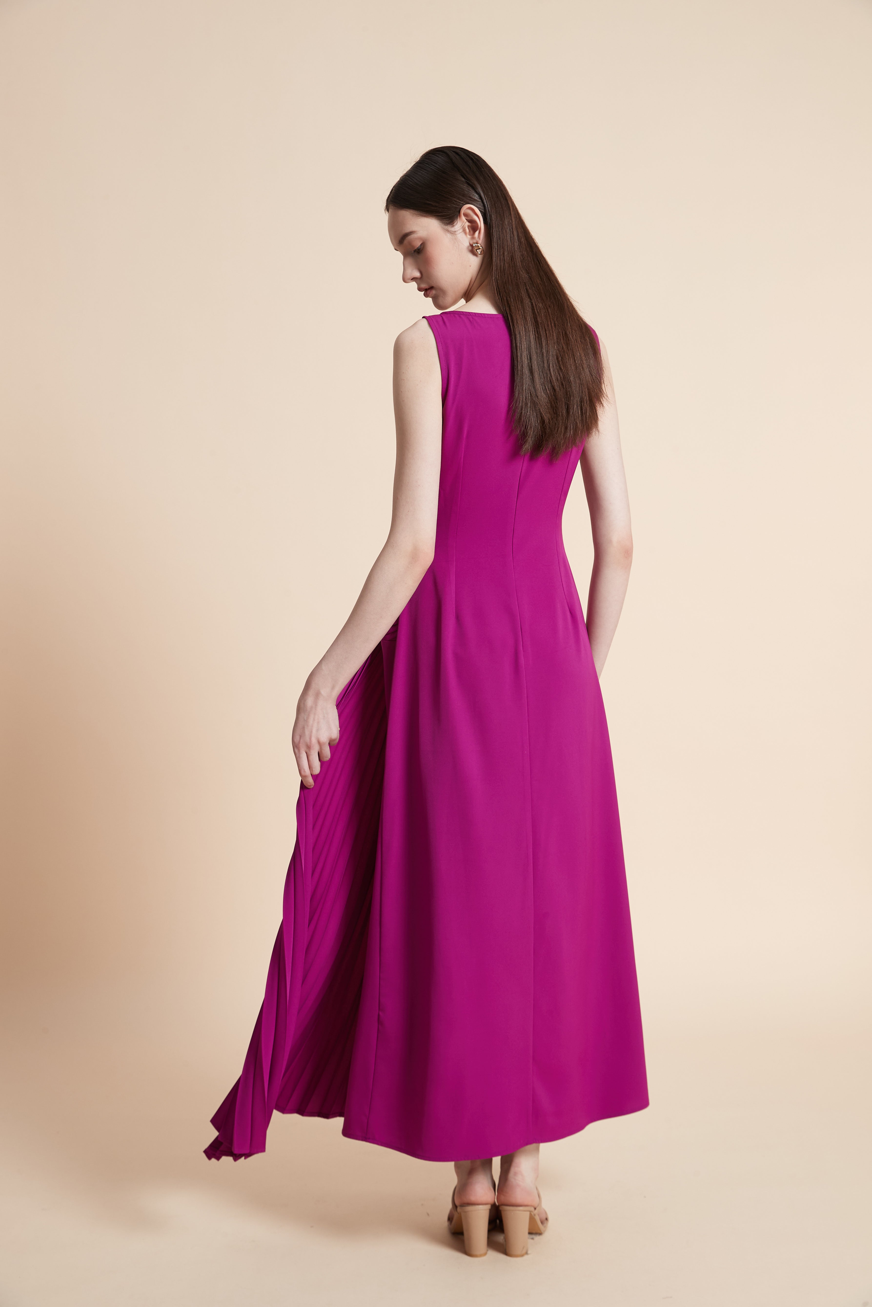 فستان طويل سادة بدون أكمام